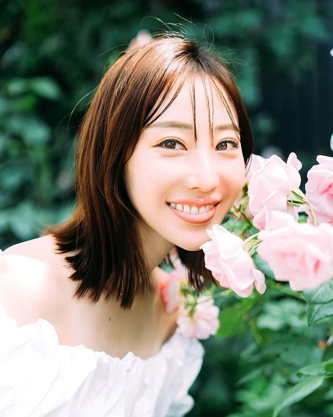 秋倉諒子のインスタグラム：「会社設立して1年が経ちました♡ あっという間の一年！！✨  スーパー尊敬する友達のアドバイスで弁護士先生や 司法書士の先生を紹介して頂き、 ずっとお世話になっていた税理士の先生にお手伝い頂いて あっという間に季節が過ぎて遅くなってしまったのだけど、、 それでももう一年が経っていました！びっくり！🫢笑 周りに恵まれて、本当に感謝です🥲🙏✨  ちょっとずつ社会に貢献出来る事や未来ある子供達のため、 自分の目標を叶えていけるように この先も真っ直ぐ進んでいきたいです！✨  実現出来るよう日々精進して頑張ります！！ これからもよろしくお願い致します。」
