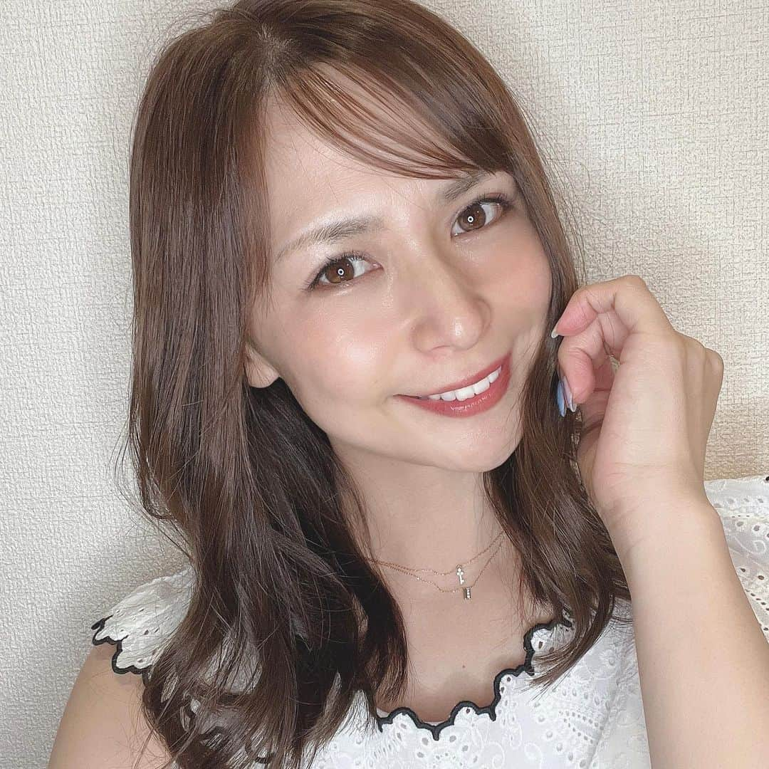 工藤舞さんのインスタグラム写真 - (工藤舞Instagram)「皆様こんばんは🥳  いつも食べ物ばかりですみません🤣  今日は最近買い換えたばかりのカールアイロンをご紹介します♡  絹女~KINUJO~ キヌージョカールアイロン28mmです✨ 普段ストレートヘアが多い私ですがガーリーな服を着る時は巻き髪にします(*^^*)  使ってみて思ったのですが、設定温度に到達するまで速い😳 30秒もあれば到達しちゃう‼️  そして 今の温度が何度かが一目でわかるので温度が上がっていくのを見てしまいます🤣  見た目はやはりキヌージョぽい清潔感のあるホワイトそして、バレルというシルクプレートがついてて、これが髪の水分を守ってくれるみたいで、アイロンをする上で1番気になるのが髪の傷みなので、髪の水分を守りながらもしっかりゆるふわカールを作ってくれるから一石二鳥🥰  海外対応モデルなので安心して海外旅行にも持っていけます🙆‍♀️  女性の皆様😍 簡単に艶髪ゆるふわヘアを手に入れちゃおー✊ ̖́-  @kinujo.jp  #絹女 #kinu #シルクプレート #カールアイロン #28mm #コテ #高級美容家電 #モテ髪 #おうち時間 #美容オタク #美髪ケア #ヘアケア用品 #美容家電 #ゆる巻き #おくれ毛アレンジ#ゆるふわ巻き」8月8日 20時16分 - imaimemine718