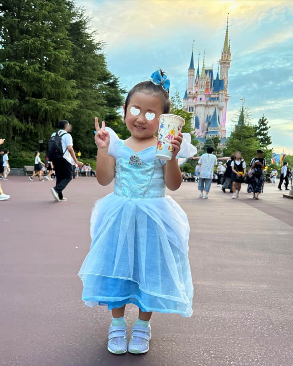 中西麻里衣さんのインスタグラム写真 - (中西麻里衣Instagram)「👶🏻が電車で寝ちゃうかなーとか。ベビーカー借りた方が良いのかな。。。 など色々不安要素の想定はしていましたが…  さすが夢の国！ 毎日お昼寝ちゃんの娘が21時半くらいまで寝ないで頑張りました🥰👏 お土産屋さんでティアラを買いまして。 そこから電池切れ後の抱っこはかなりキツかったですが🤣🔥  １日目はディズニー🏰 ２日目は水族館▶︎ボーリング▶︎ゲームセンター▶︎お夕飯まで食べて と盛りだーくさんの時間を7人で🥳  長男がお友達に親友よ。って言う言葉を聞いた時はキュンとしました🥹」8月8日 20時09分 - 87marii