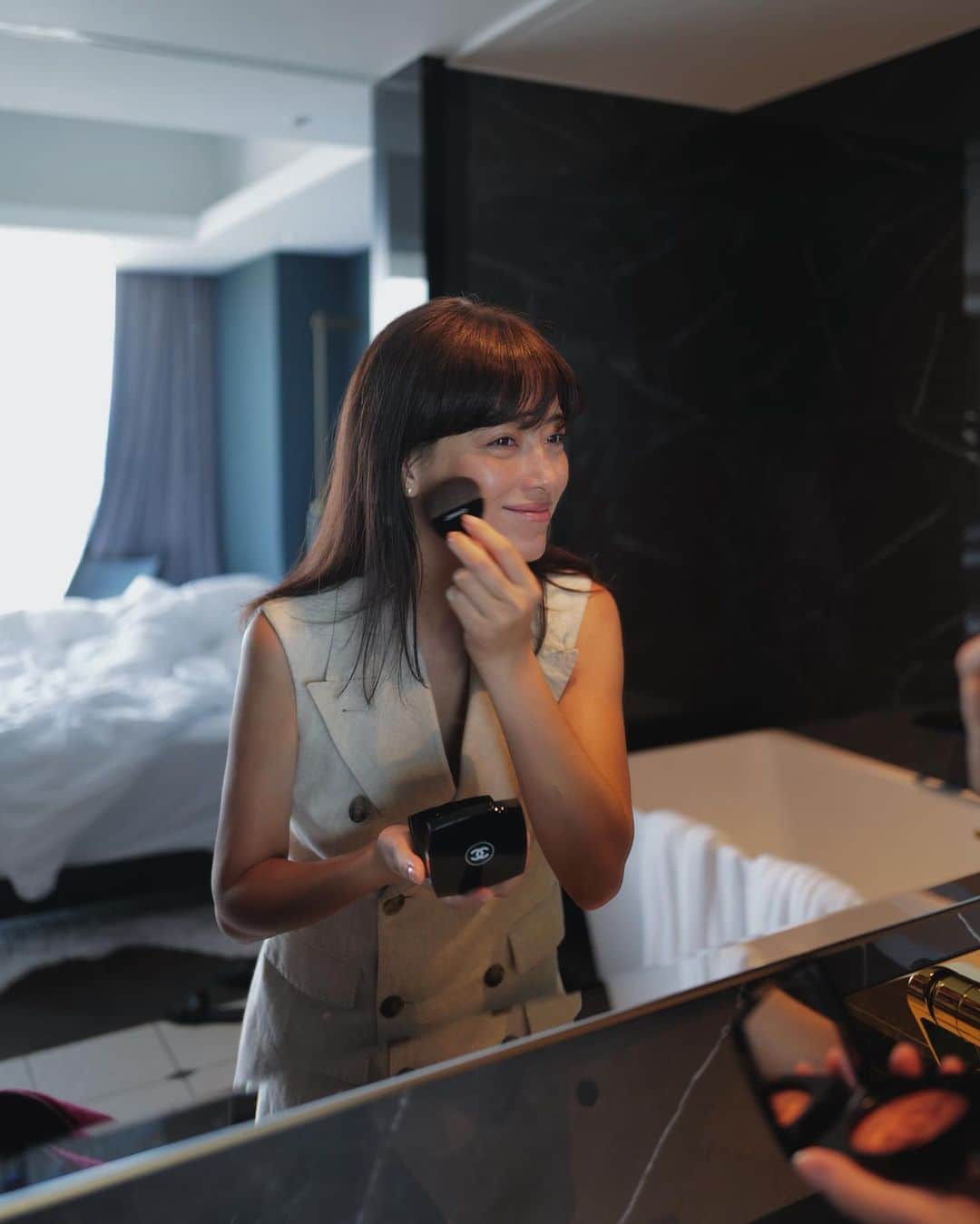 JUNNAさんのインスタグラム写真 - (JUNNAInstagram)「CHANELの限定コレクション  時が静止する瞬間、エキノックスからインスパイアされたメークアップ コレクション ガブリエル シャネルの愛した季節、秋の始まりを連想させる明るくおだやかなシェードが揃う  神秘的な魅力を漂わせる深いリップ、濃厚な色と繊細な色が組み合わせになったチークカラー、目もとには色付く草木の様なやわらかなパウダーを  チークカラーを変えるだけでグッと秋らしい顔になる... ちょっと高めの位置からシェイディングの様に入れてみる  @chanel.beauty  #CHANEL#giftfromchanel  #秋メイク#秋コスメ」8月8日 20時10分 - junna