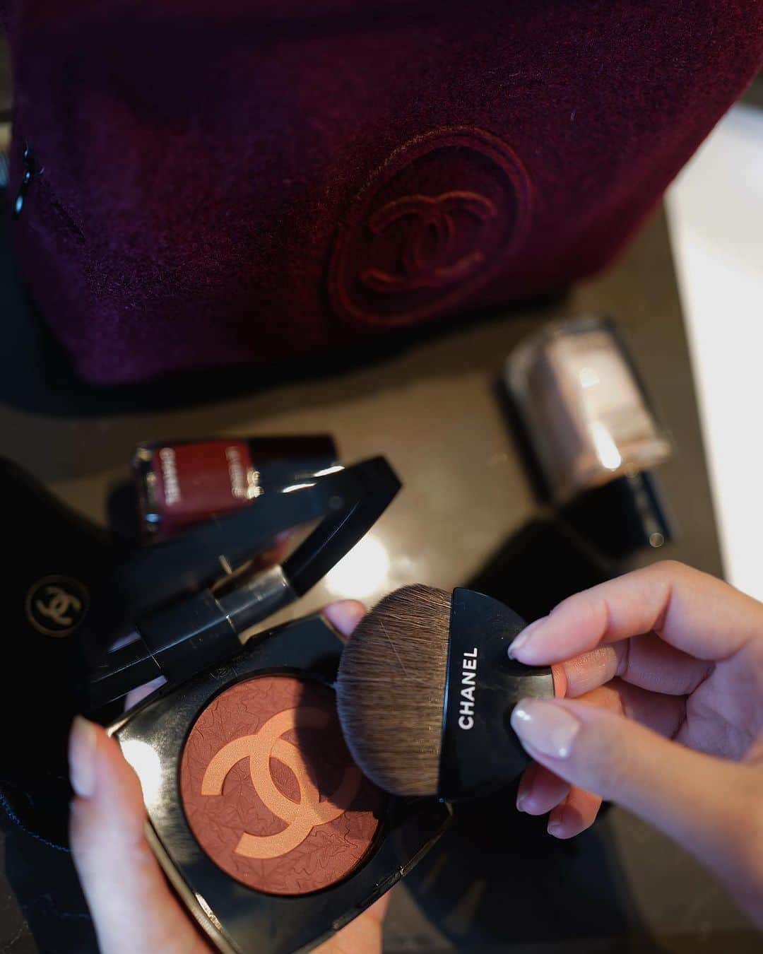 JUNNAさんのインスタグラム写真 - (JUNNAInstagram)「CHANELの限定コレクション  時が静止する瞬間、エキノックスからインスパイアされたメークアップ コレクション ガブリエル シャネルの愛した季節、秋の始まりを連想させる明るくおだやかなシェードが揃う  神秘的な魅力を漂わせる深いリップ、濃厚な色と繊細な色が組み合わせになったチークカラー、目もとには色付く草木の様なやわらかなパウダーを  チークカラーを変えるだけでグッと秋らしい顔になる... ちょっと高めの位置からシェイディングの様に入れてみる  @chanel.beauty  #CHANEL#giftfromchanel  #秋メイク#秋コスメ」8月8日 20時10分 - junna