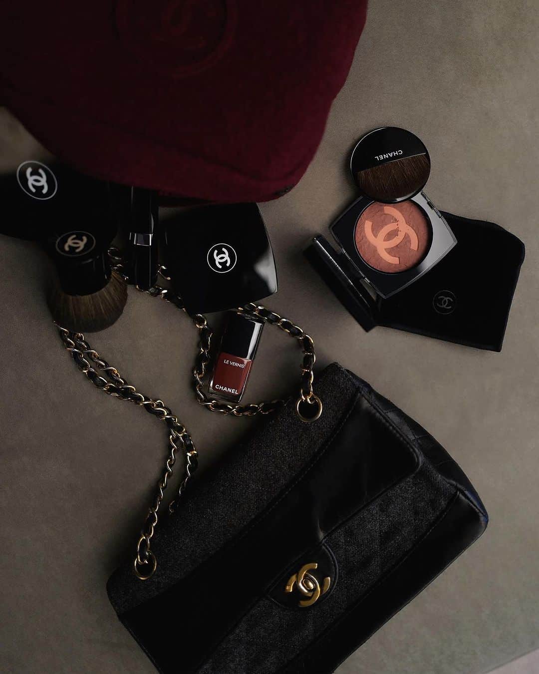 JUNNAさんのインスタグラム写真 - (JUNNAInstagram)「CHANELの限定コレクション  時が静止する瞬間、エキノックスからインスパイアされたメークアップ コレクション ガブリエル シャネルの愛した季節、秋の始まりを連想させる明るくおだやかなシェードが揃う  神秘的な魅力を漂わせる深いリップ、濃厚な色と繊細な色が組み合わせになったチークカラー、目もとには色付く草木の様なやわらかなパウダーを  チークカラーを変えるだけでグッと秋らしい顔になる... ちょっと高めの位置からシェイディングの様に入れてみる  @chanel.beauty  #CHANEL#giftfromchanel  #秋メイク#秋コスメ」8月8日 20時10分 - junna