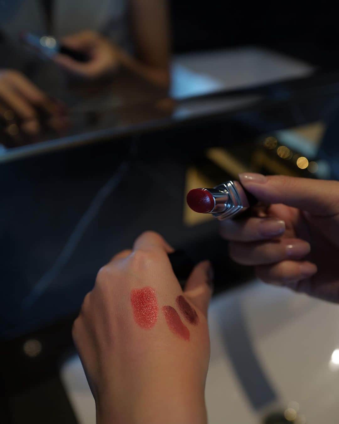 JUNNAさんのインスタグラム写真 - (JUNNAInstagram)「CHANELの限定コレクション  時が静止する瞬間、エキノックスからインスパイアされたメークアップ コレクション ガブリエル シャネルの愛した季節、秋の始まりを連想させる明るくおだやかなシェードが揃う  神秘的な魅力を漂わせる深いリップ、濃厚な色と繊細な色が組み合わせになったチークカラー、目もとには色付く草木の様なやわらかなパウダーを  チークカラーを変えるだけでグッと秋らしい顔になる... ちょっと高めの位置からシェイディングの様に入れてみる  @chanel.beauty  #CHANEL#giftfromchanel  #秋メイク#秋コスメ」8月8日 20時10分 - junna