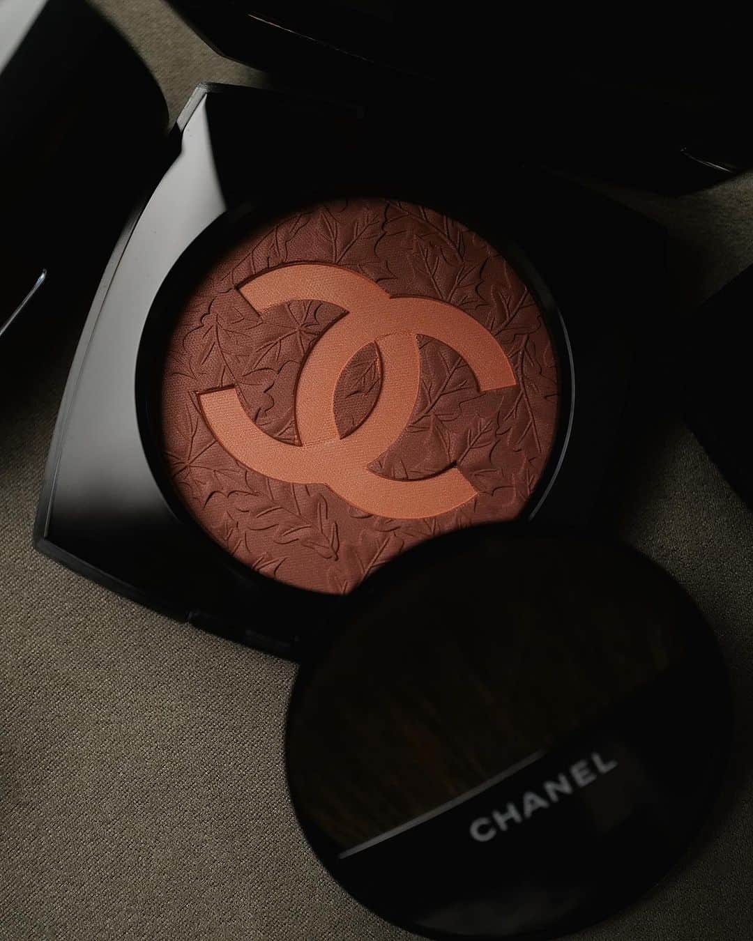 JUNNAさんのインスタグラム写真 - (JUNNAInstagram)「CHANELの限定コレクション  時が静止する瞬間、エキノックスからインスパイアされたメークアップ コレクション ガブリエル シャネルの愛した季節、秋の始まりを連想させる明るくおだやかなシェードが揃う  神秘的な魅力を漂わせる深いリップ、濃厚な色と繊細な色が組み合わせになったチークカラー、目もとには色付く草木の様なやわらかなパウダーを  チークカラーを変えるだけでグッと秋らしい顔になる... ちょっと高めの位置からシェイディングの様に入れてみる  @chanel.beauty  #CHANEL#giftfromchanel  #秋メイク#秋コスメ」8月8日 20時10分 - junna