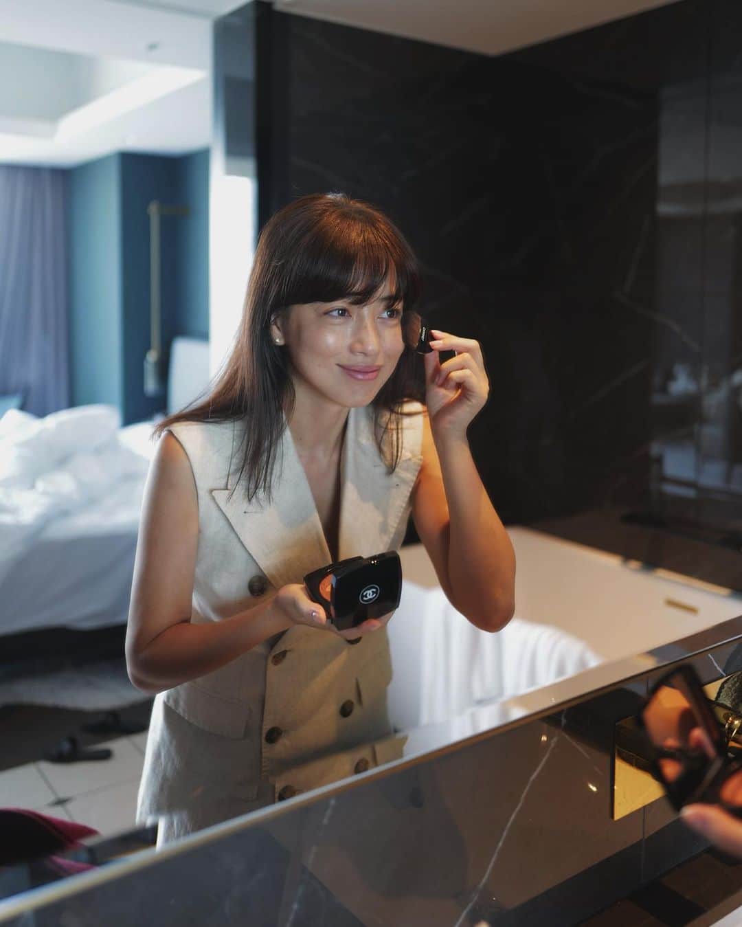 JUNNAさんのインスタグラム写真 - (JUNNAInstagram)「CHANELの限定コレクション  時が静止する瞬間、エキノックスからインスパイアされたメークアップ コレクション ガブリエル シャネルの愛した季節、秋の始まりを連想させる明るくおだやかなシェードが揃う  神秘的な魅力を漂わせる深いリップ、濃厚な色と繊細な色が組み合わせになったチークカラー、目もとには色付く草木の様なやわらかなパウダーを  チークカラーを変えるだけでグッと秋らしい顔になる... ちょっと高めの位置からシェイディングの様に入れてみる  @chanel.beauty  #CHANEL#giftfromchanel  #秋メイク#秋コスメ」8月8日 20時10分 - junna