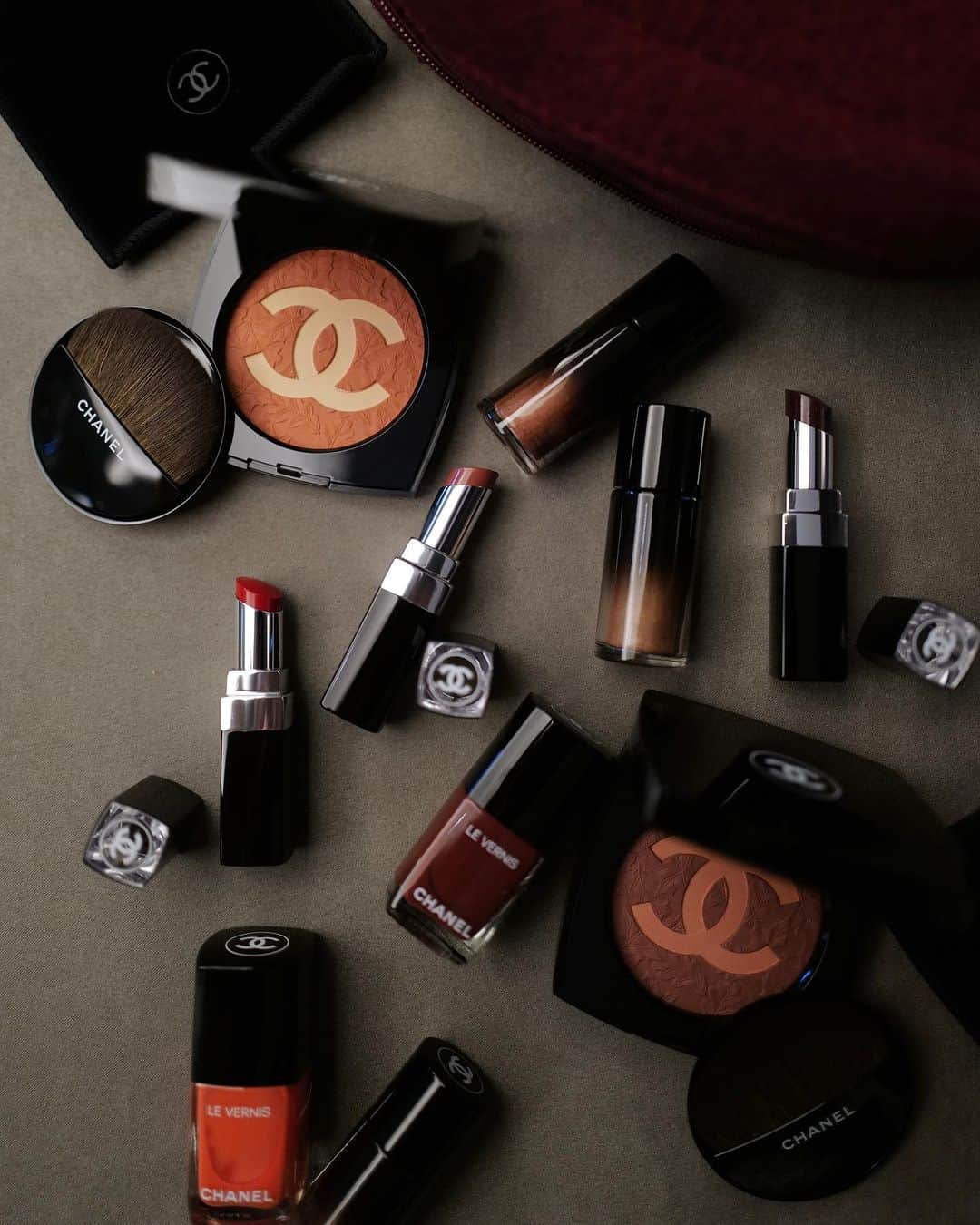 JUNNAさんのインスタグラム写真 - (JUNNAInstagram)「CHANELの限定コレクション  時が静止する瞬間、エキノックスからインスパイアされたメークアップ コレクション ガブリエル シャネルの愛した季節、秋の始まりを連想させる明るくおだやかなシェードが揃う  神秘的な魅力を漂わせる深いリップ、濃厚な色と繊細な色が組み合わせになったチークカラー、目もとには色付く草木の様なやわらかなパウダーを  チークカラーを変えるだけでグッと秋らしい顔になる... ちょっと高めの位置からシェイディングの様に入れてみる  @chanel.beauty  #CHANEL#giftfromchanel  #秋メイク#秋コスメ」8月8日 20時10分 - junna