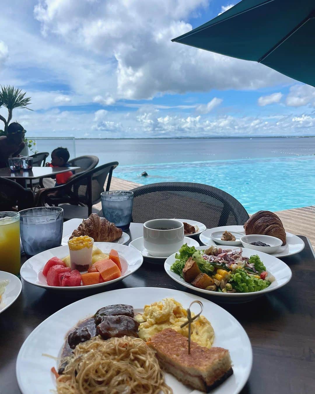 MIWAのインスタグラム：「cebu Break First ..🍍🥯💭 ㅤㅤㅤㅤㅤㅤㅤㅤㅤㅤㅤㅤㅤ ㅤㅤㅤㅤㅤㅤㅤㅤㅤㅤㅤㅤㅤ CEBUのときの朝ごはん 海眺めながらのんびりが 本当に優雅で幸せだった🪄✦.* ㅤㅤㅤㅤㅤㅤㅤㅤㅤㅤㅤㅤㅤ ㅤㅤㅤㅤㅤㅤㅤㅤㅤㅤㅤㅤㅤ #CEBU#セブ島#マクタン島  #フィリピン#海外旅行」