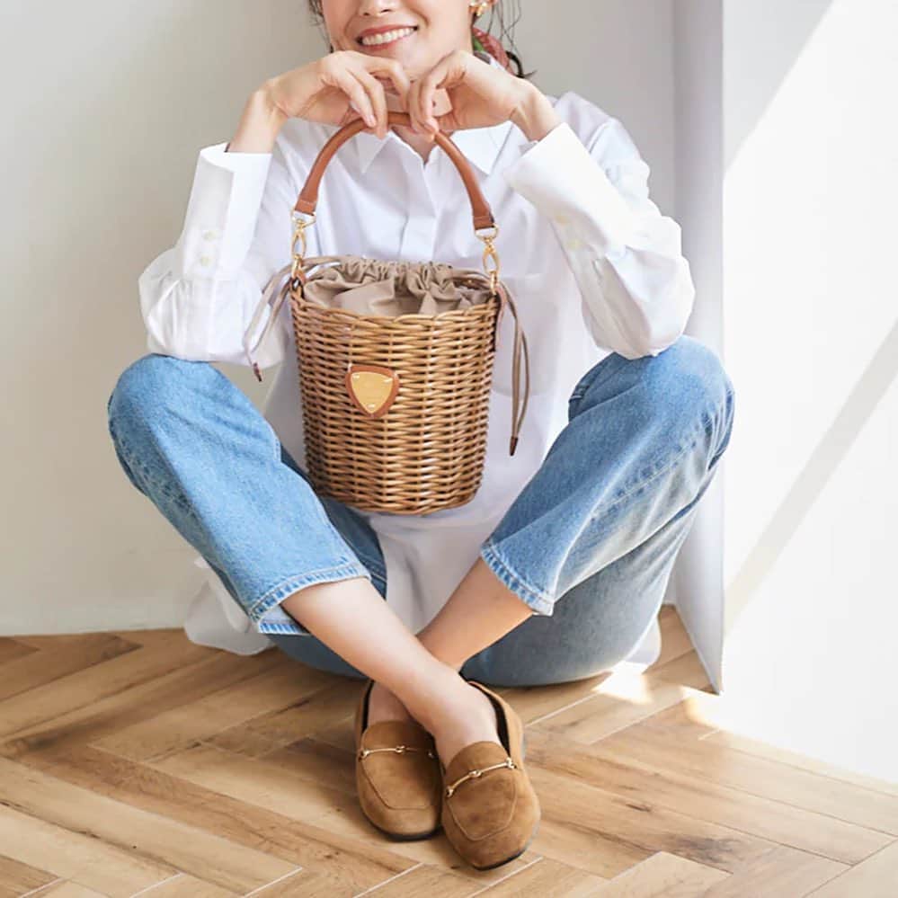 ATAO(アタオ)のインスタグラム：「・ 8月9日は『バッグの日👜』なのを皆さまご存知でしょうか？？  本日はATAO(アタオ)イチオシバッグ3選をご紹介💕  気持ちの上がるお気に入りのバッグを持って、夏のお出かけを楽しみませんか☺️？？  🛒Page1：ブリーゼ/ナチュラル 27,000円(税込29,700円) https://ataoland.com/products/breeze  →印尼籐を用いた上質かつ職人技が凝縮された、アンティーク家具を彷彿するカゴバッグです✨  🛒Page2：ホリデー/ブラック  35,000円(税込38,500円) https://ataoland.com/products/holiday  →スッキリとした縦シルエットに撥水レザーを用いた、ON・OFFともに使用しやすいベーシックさが特徴🌿  🛒Page3：chivy＋/アーモンド  36,000円(税込39,600円) https://ataoland.com/products/chivy  →ミニサイズながら500mlのペットボトルも入るので、夏のアクティブなお出かけにもぴったり🌻  ⭐️画像タップでオンラインショップをご覧いただけます  =========================== ■オンラインストアは『アタオランドプラス』または『https://ataoland.com』で検索🔍  ■『 @atao.kobe 』👈🏻トップのURLからもオンラインストアに飛べます💫  ■スタッフブログ 『スタジオアタオブログ』で検索 https://studioatao-blog.jp/  ■ATAOLAND＋公式LINEアカウントが登場💡 https://liff.line.me/1645278921-kWRPP32q/?accountId=876vdygu -----  #atao #アタオ #神戸ブランド  #ATAOLANDプラス #アタプラ  #財布ブランド  #バッグブランド  #ポシェット #ミニバッグ #ショルダーバッグ #ハンドバッグ  #カゴバッグ  #お呼ばれコーデ  #休日バッグ #旅行バッグ  #旅行準備  #バッグの中身  #休日コーデ  #大人コーデ  #夏コーデ  #ギフト#プレゼント #ご褒美#自分へのご褒美  #淡色コーデ  #大人女子  #レザー」