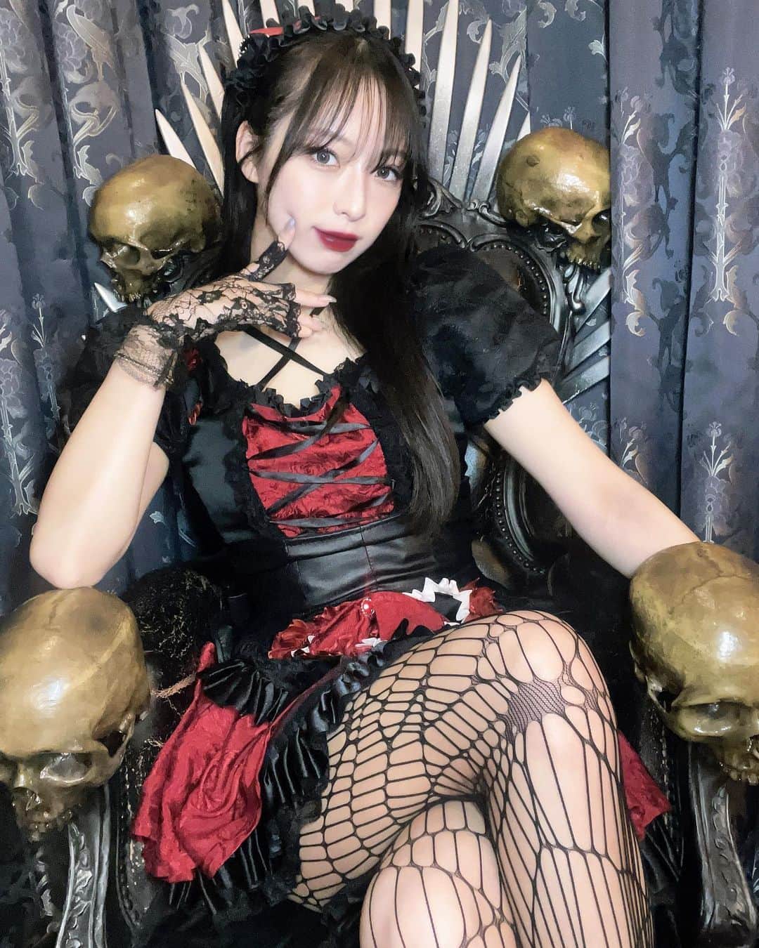 のインスタグラム：「椎名ひかりちゃんプロデュース 悪魔カフェでびるーぷ😈🩸さんの制服！  #メイド #コンカフェ嬢  #コンカフェ #メイド喫茶  #fyp #cosplay #japanese  #ビジョビ #インスタグラビア #ふともも #網タイツ #病みかわいい」