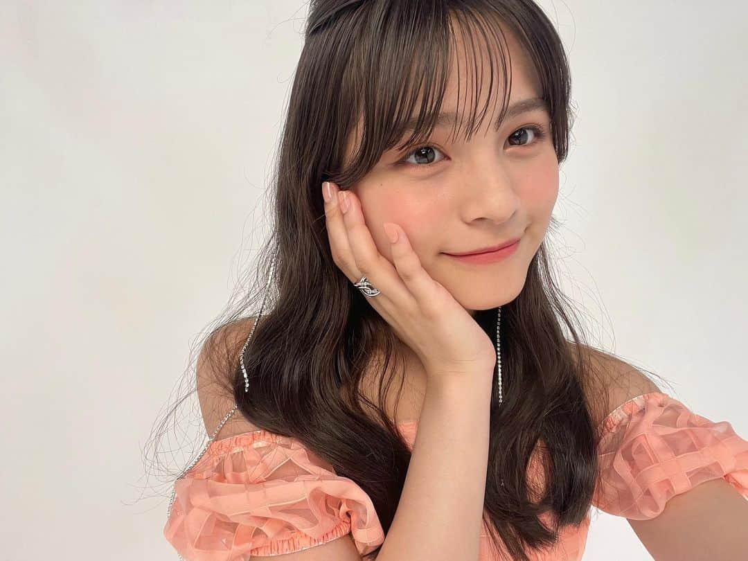 有坂小花さんのインスタグラム写真 - (有坂小花Instagram)「ニコラ9月号ロートプリンセスのオフショ！  今回は8月13日から全国発売開始の"カラミー"のプリンセスに変身させていただきました！🎀  カラミーとおそろいのサーモンピンクのドレスがめっっちゃ可愛かった〜🫢  カラミー使い心地もパケも最高なのでぜひぜひゲットしてねっ♡.。  #有坂心花 #ニコラ #nicola #ニコラ9月号発売中 #ニコモ #オフショット #ロートプリンセス #カラミー #calamee」8月8日 20時15分 - kohana_arisaka