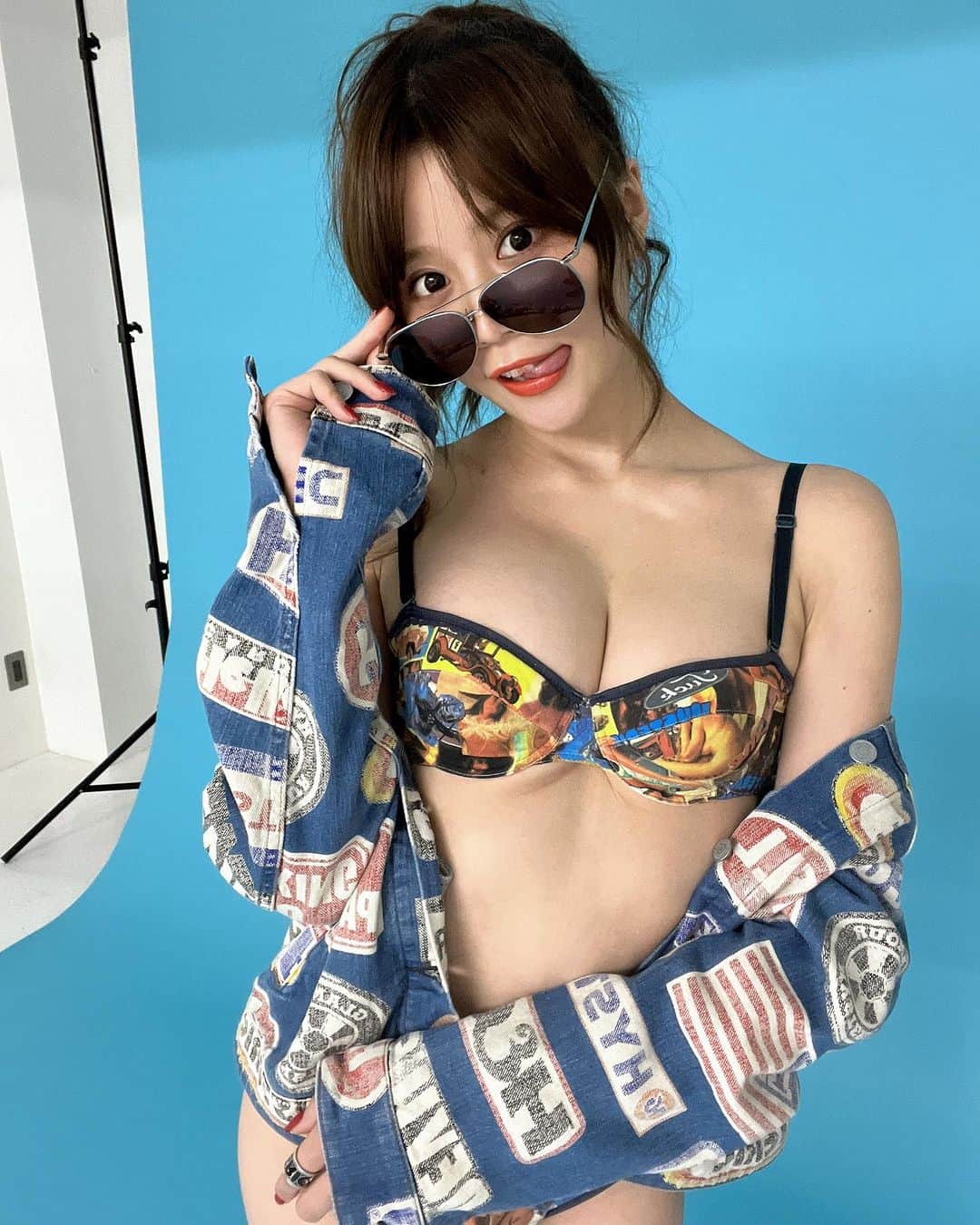 椿ゆかのインスタグラム：「HYSTERIC GLAMOUR「WEEKLY KAIUNSCOPE」が更新されました！  こんなにオシャレでセクシーな撮影はじめて🥰💓 サングラスはじめてかけました😎どうですか😎  皆さんぜひチェックしてください☺️💓」