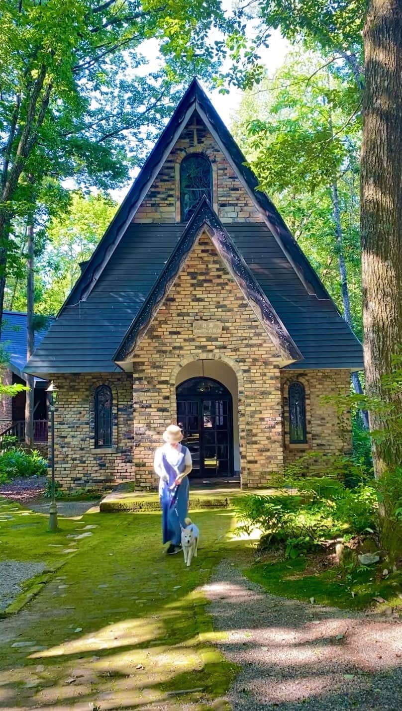 柴犬 けんしろう ゆりあのインスタグラム：「🌳⛪️🌳  白馬では 森の中に佇む小さな教会にも 寄り道しました🚙🐶  木々や苔の緑に囲まれた 可愛らしい石造りの教会は 周りをお散歩してるだけで メルヘンな気持ちになれました☺️  #和田野の森教会  #教会　 #白馬」