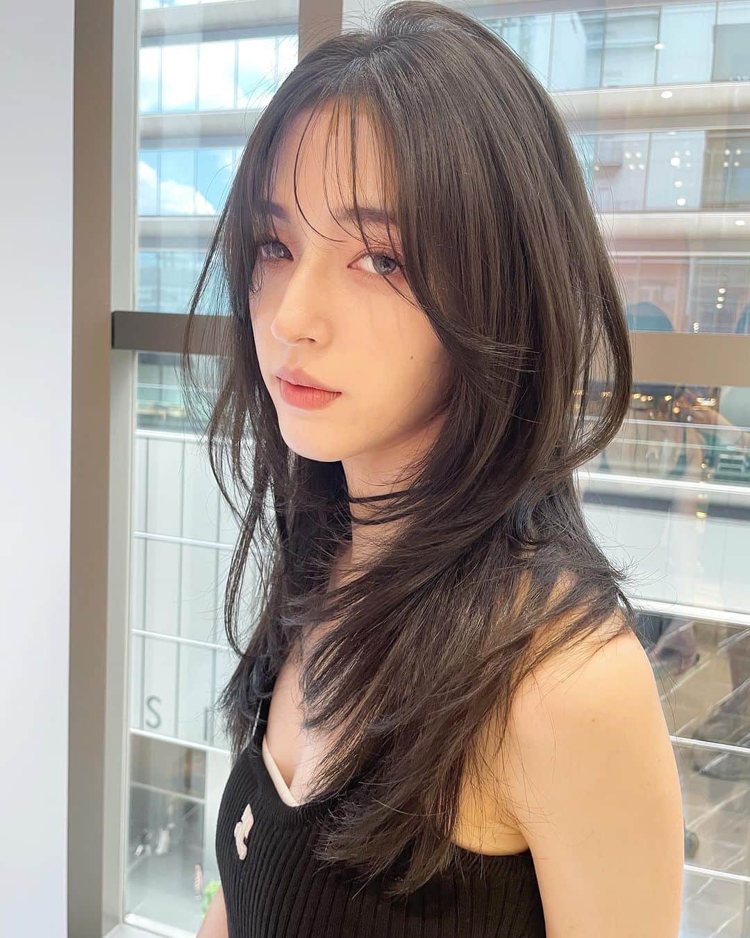 原涼香のインスタグラム：「🆕なトレンドヘア🖤🩶🤍🩶 シャギーカット × グレージュ⊹ ｡ ﾟ⁖✦ ˖ ⊹ ｡ ﾟ˖ ✧  韓国の子みたいな #샤기컷 と透明感抜群カラーが いまとってもイケてます🫶🏻 ㅤㅤㅤㅤㅤㅤㅤㅤㅤㅤㅤㅤㅤ ㅤㅤㅤㅤㅤㅤㅤㅤㅤㅤㅤㅤㅤ 🎀韓国HAIR STYLE menu... ㅤㅤㅤㅤㅤㅤㅤㅤㅤㅤㅤㅤㅤ ☑︎カット わがままを叶える2WAYバングに 巻いても巻かなくてもかわいいシャギーカット🩷  ☑︎プレミアムケアカラー(or Wケアカラー) 透明感バツグンのグレージュカラー🩶 ㅤㅤㅤㅤㅤㅤㅤㅤㅤㅤㅤㅤㅤ ☑︎バイカルテトリートメント 韓国人みたいなツヤ髪はバイカルテトリートメントで叶います🩷  ㅤㅤㅤㅤㅤㅤㅤㅤㅤㅤㅤㅤㅤ ご予約はリンクから🫶🏻🔗  #SHIMA#韓国ヘア#韓国スタイル#レイヤーカット#ワンホンヘア#ワンホン#ダークトーン#網紅#初カラー#暗髪#ベージュカラー#ラベンダーカラー#グレージュ#オリーブカラー#透明感カラー#銀座美容院#銀座美容室#美容師#시스루뱅#레이어드컷#koreanhair」
