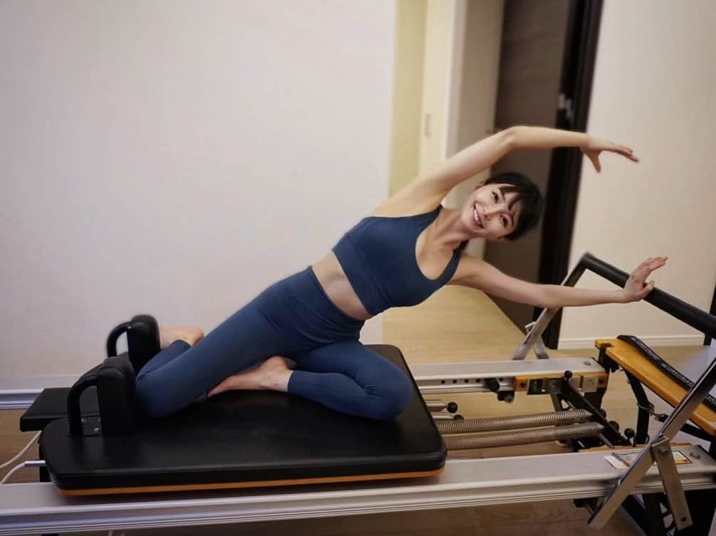 三好ユウのインスタグラム：「Pilates room🧘‍♀️ ⁡ ⁡ 姿勢と立ち方の改善を感じでからすっかりはまってしまい マシンと部屋をお借りしてピラティスルーム楽しんでます。とはいえ1人では軽いストレッチのみ。 ⁡  マンツーマンで細かく見てもらわないと うっかり間違った体勢や身体の使い方になってしまう為 逆に肩に力が入ってしまったり… グループワークでの再現は私にはなかなか難しい。 ⁡ 身体の知識を深めたいのと 興味が湧きすぎて来月からスクールへ通う事にしました💪 ⁡  新たな楽しみが増え今からとてもワクワクしています✨ ⁡ ⁡ ⁡   #ボディメイキング #美ボディメイク #ピラティスレッスン #ピラティス女子 #おうちピラティス #腹筋女子#身体作り #美容好きな方と繋がりたい#アラフォー美容 #トレーニング女子 #training#trainingwear#pilates #粉我#我的最愛#좋아요환」