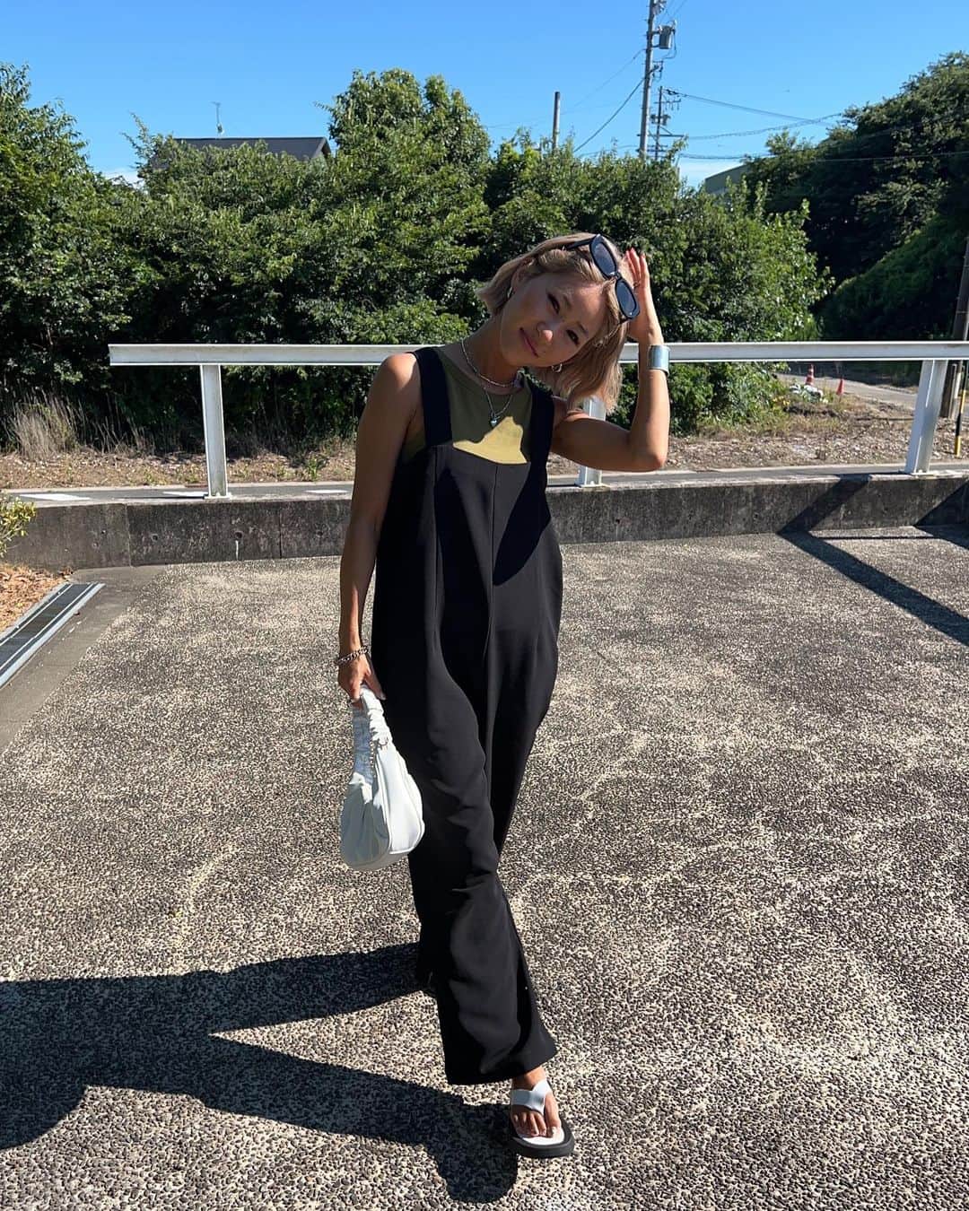 annaのインスタグラム：「.  今日発売のサロペット可愛いぃー🫶 レイヤードするアイテム何でも合うし 使い回し効くよね、こーゆーの🥳 @__segur.__   左ポケット下の刺繍もポイント🤭💗  #夏コーデ#カジュアルコーデ#カジュアル#オールインワン#サロペット#大人カジュアル#オトナカジュアル#158cmコーデ#骨格ナチュラル#きょこ」