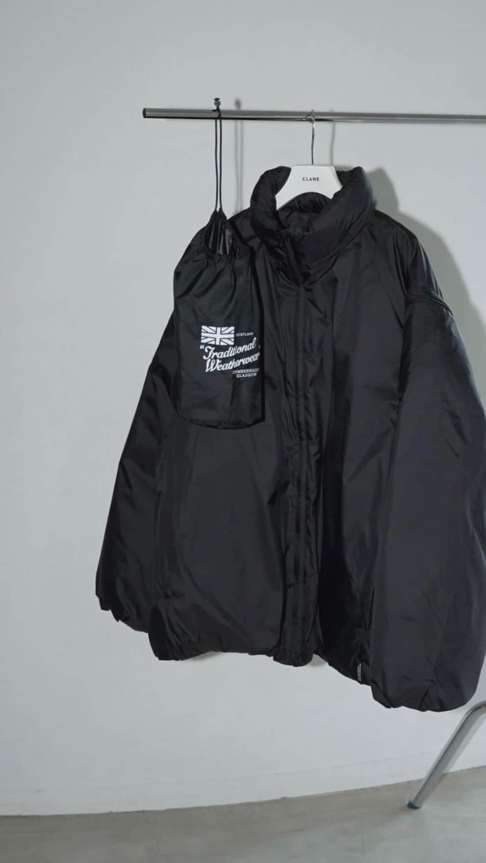 松本恵奈のインスタグラム：「■NEWS Traditional Weatherwear × CLANE のコラボレーションが決定！ファッションと実用性を兼ね備えたPACKABLE DOWN JACKETが発売になります。   英国を代表するアウターウェアブランドMACKINTOSHのファミリーブランドで、英国の伝統と今の気分を感じさせるコレクションをリリースしているTraditional WeatherwearとCLANEのコラボレーションダウンジャケットが10月中旬より発売決定。形は一から作られたCLANEコラボレーションオリジナルで、実用性だけでなくCLANEらしいシルエットにも拘ったパッカブルのダウンジャケットです。一般的なパッカブルでイメージする薄手のインナーダウンではなく、しっかりとボリューム感のあるアウターで、真冬の防寒にも心強いアイテムに仕上がりました。袖が取り外せる仕様でベストとしても着られ、タウンユースから、アウトドアやキャンプなどアクティブなシーンまで幅広く使っていただけます。サイズ展開は３サイズで、一番大きいサイズはメンズも着ていただけます。  ✔︎Traditional Weatherwear × CLANE PACKABLE DOWN JACKET ¥42,900 カラー:BEIGE/BLACK サイズ：1/2/3  【Traditional Weatherwear × CLANE】 先行予約：8月25日（金）～8月27日（日）/9月7日（木） 一般発売：10月中旬以降予定 展開店舗：CLANE直営店、CLANE ONLINE STORE  ※先行予約は新宿ルミネで行われるPOPUPSTOREの予約期間中とリニューアル初日のみ行います。  #CLANE #コラボレーション #TraditionalWeatherwear【8/25(金)〜8/27(日)】の ルミネPOPUP STORE/PRE ORDERにて先行オーダーできます。  【9/7(木)】の リニューアルオープン当日にも 予約できます。 →お届けは10月中旬以降。  ⚠️一般発売は10月中旬以降予定です。⚠️」