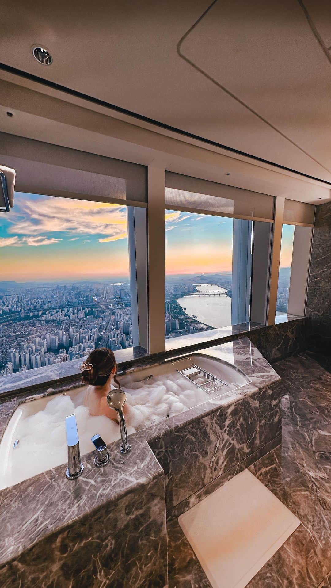 Stella Leeのインスタグラム：「Because you’re your own main character in this life, you deserve to live like one 🥂✨  I have taken a lot of baths with stunning views but SIGNIEL Seoul bathtub is definitely memorable. Imagine relaxing on bath with panoramic view of Seoul from 100th floor, it’s definitely should be on your bucket list when you’re in town 🇰🇷」