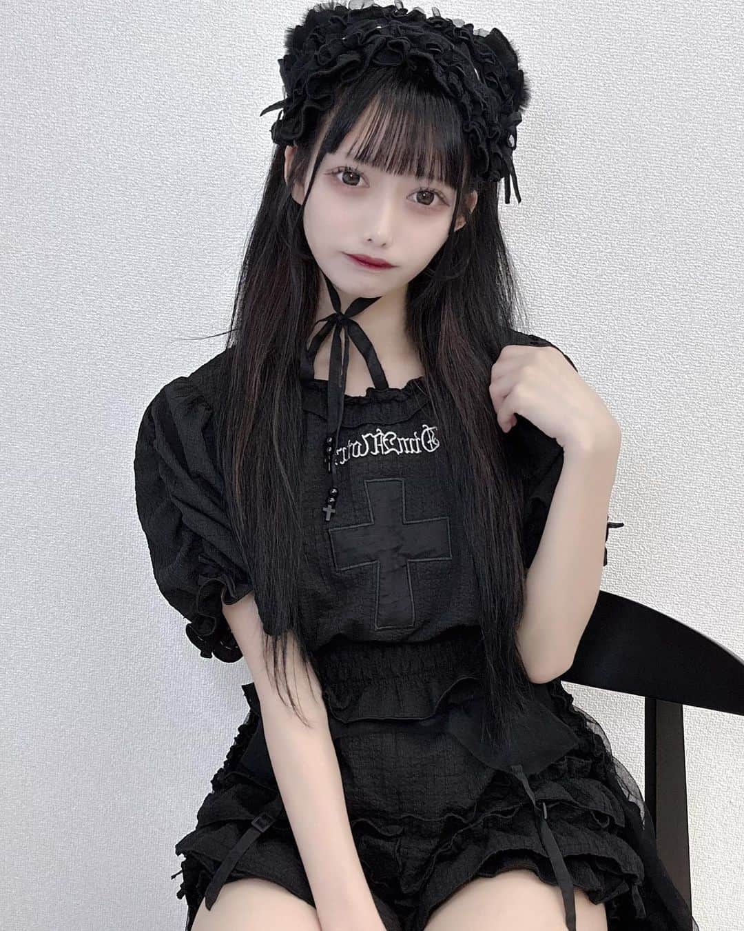 のインスタグラム：「. . ご招待いただき #DimMoire さんの展示会に行ってきました ♡ . . 新作今回も天才すぎた〜 >_< かわいさバグなんだけど >_< . れもは黒のイメージって言っていただけたので黒試着したよ〜 (ˆ꜆ . ̫ . ). . いっぱい撮ったからまた載せるねっ . ころもちゃんともツーショット撮ってもらった、、！♡ . . ころもちゃん今回もお誘い頂き本当にありがとうございました 💀♡ . 一生ついて行きます . #量産型  #病みかわいい #地雷女 #量産型コーデ #量産型女子 #地雷 #量産型ヲタク #selfie #セルカ #selca  #自撮り女子 #自撮り界隈 #yamikawaii #ゴスロリ #좋아요 #셀카 #셀피 #메이크업 #팔로우 #meido #카페 #셀스타그램 #メイド #メイド服 #ロリィタ #ニーハイ #goth #ジラジョ」