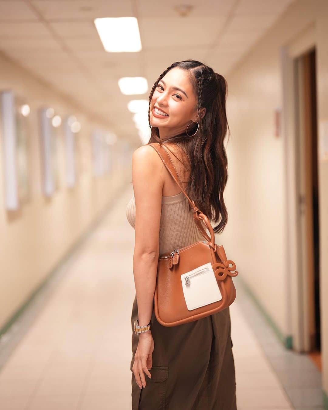 Kim Chiuのインスタグラム：「“May you never forget that when it was hard, and you were overwhelmed, and felt afraid, and walked alone, felt invisible, didn't have the answers, and couldn't see the way, and wanted to give up... you kept going.” -Nakeia Homer 🤎  #ootdksyc #ootd #HMPhilippines @hm  Bag from @houseoflittlebunny.ph (momentum) 👯‍♀️🐰 click link on my bio to shop.👆🏻」