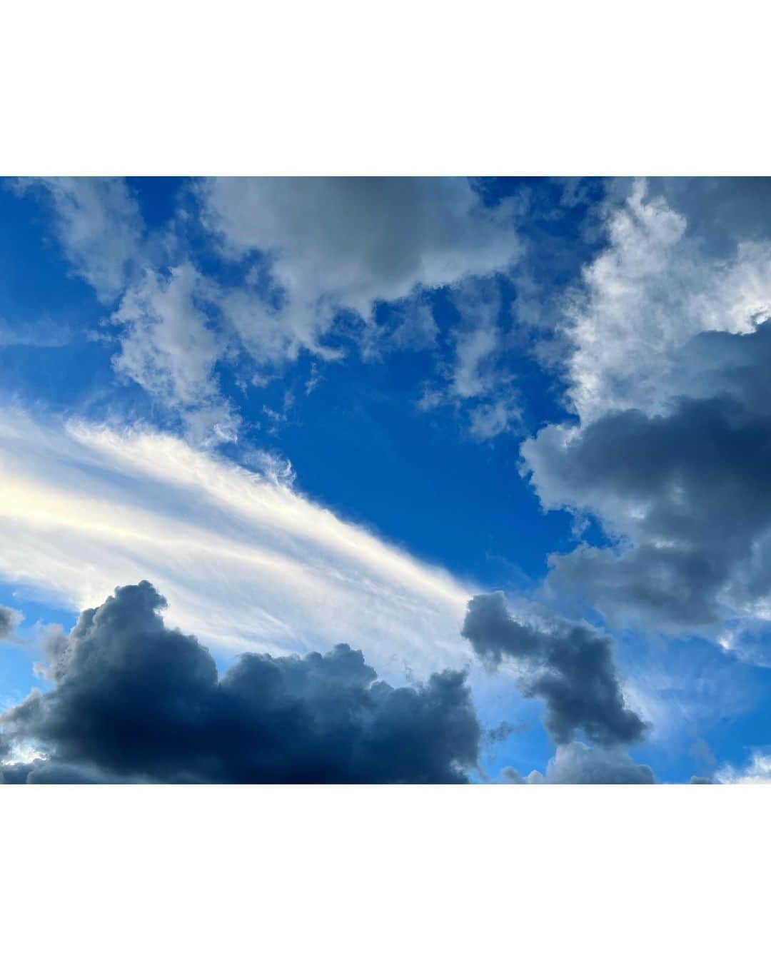 大寺かおりさんのインスタグラム写真 - (大寺かおりInstagram)「💙🤍 今日の空キレイだった☺️(最初の3枚) 春夏秋冬それぞれに魅力があるけど 夏の空はパワフルで特に好き。 . . . #photooftheday #photo #skyphotography #空 #写真」8月8日 20時23分 - kaori_ootera