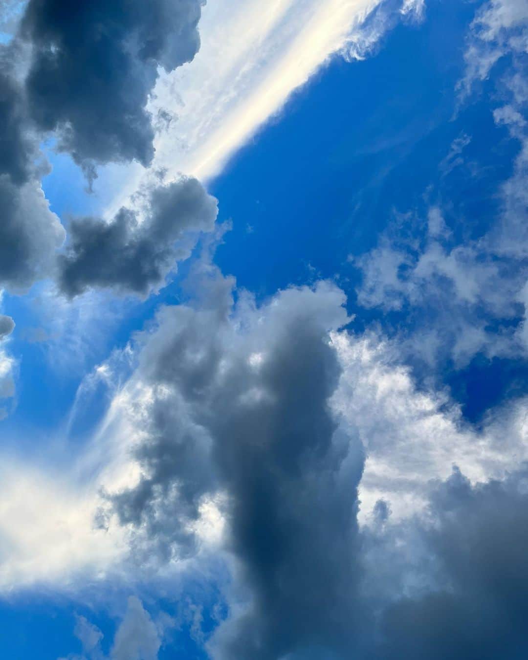 大寺かおりのインスタグラム：「💙🤍 今日の空キレイだった☺️(最初の3枚) 春夏秋冬それぞれに魅力があるけど 夏の空はパワフルで特に好き。 . . . #photooftheday #photo #skyphotography #空 #写真」