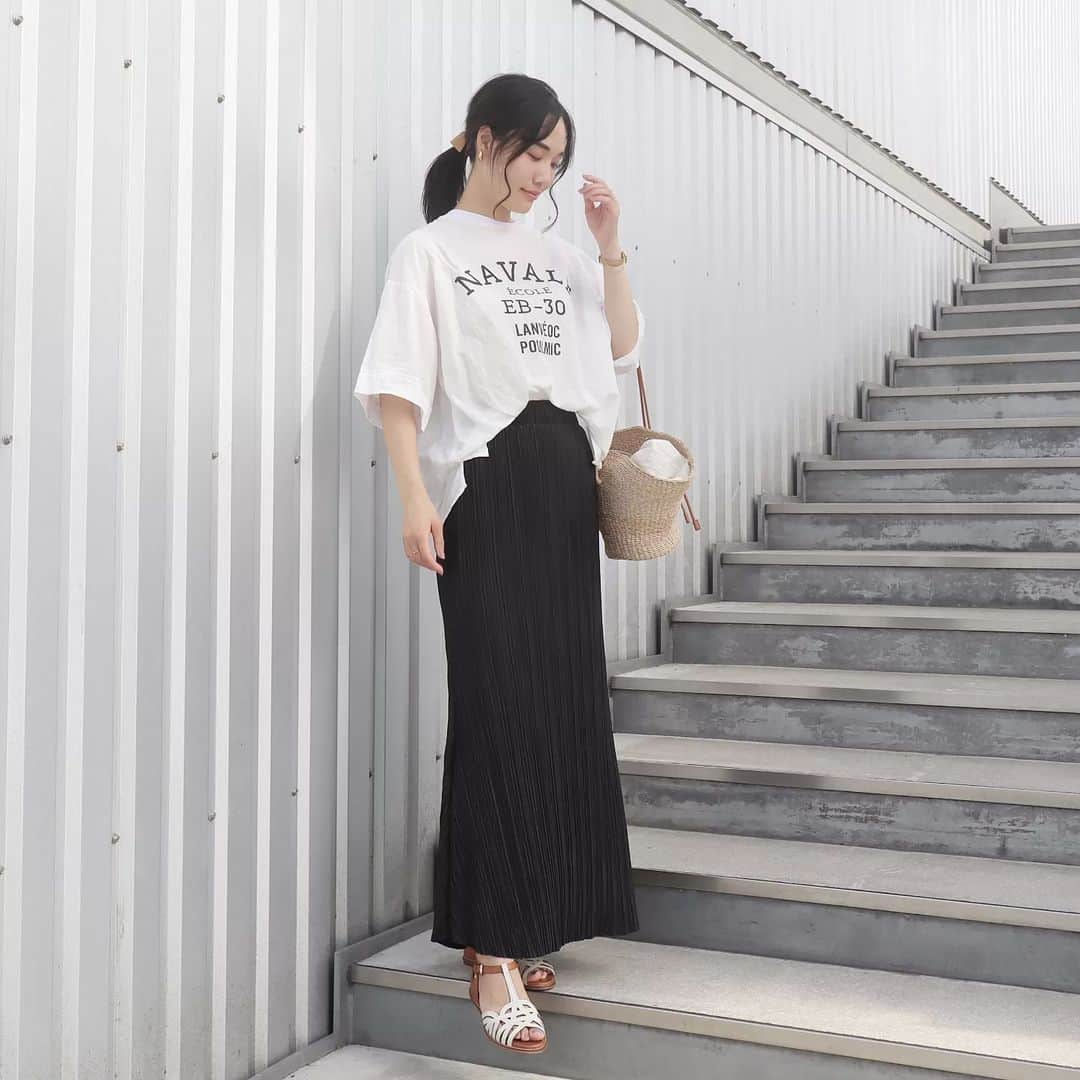 Eri Satoのインスタグラム：「【white×blackコーデ】 · tops: @aquagarage bag: @odetteeodile  · @aquagarage の プリーツマーメイドスカート · マーメイドスカート欲しかったんだけど、 なんせ足さばきが悪くて自転車に乗れず🥺笑 でも、これなら 細かいプリーツのおかげで伸縮性があるから 動きやすくて自転車にも乗れる🤗 縦ラインの効果で 脚も長く見えるような気がする〜🥰 · 息子の宿題 終わる気配ないんだけど😇 · · #aquagarage#アクアガレージ #高身長コーデ#ママコーデ#カジュアル #ファッション#コーディネート#プチプラ#プチプラコーデ#夏コーデ#プリーツスカート#mamagirl#locari#partegram#きれいめカジュアル#お洒落さんと繋がりたい」