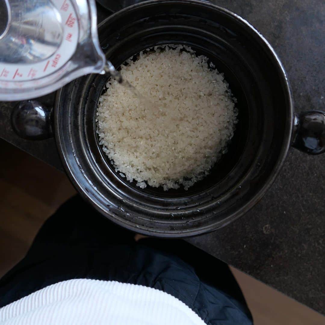 中川珠里さんのインスタグラム写真 - (中川珠里Instagram)「. 子どもたちのloveが止まないとうもろこしご飯。⁡⁡⁡ ⁡⁡⁡ 今年何回作ったであろう！週1は作ってるな。⁡⁡⁡ 調味料はお酒ちょっとと、こんぶ茶⁡⁡⁡ 炊き上がったらバターとお塩で調整⁡⁡⁡ ⁡⁡⁡ 最近お料理がさらに楽しくなった理由。⁡⁡⁡ ……お水です。⁡⁡⁡ ⁡⁡⁡ ハミングウォーターが我が家にやってきました👋🏽⁡⁡⁡ これは水道水を使う浄水型のウォーターサーバーなので⁡⁡⁡ お料理のお水も全てこちらに切り替え。⁡⁡⁡ お米は美味しいお水に土鍋で🍚⁡⁡⁡ コーヒーやお味噌汁などとにかく使ってます。⁡⁡⁡ ⁡⁡⁡ 兄さんはジュース飲まなくて水が一番好きな人だから⁡⁡⁡ もう、じゃんじゃん飲んで～～！⁡⁡⁡ ⁡⁡⁡ お水が一番美味しいよね。わかる。✨⁡⁡⁡ ⁡⁡⁡ 子どもたちが沢山食べ、飲んでくれるのは嬉しい！！⁡⁡⁡ ⁡⁡⁡ あとさ、今までやってたボトルの保管や注文を⁡⁡⁡ しなくていいってすごく楽！！⁡⁡⁡ ⁡⁡⁡ チャイルドロックも当然ついてるんだけど⁡⁡⁡ それ以前にボタンの位置が高めだから⁡⁡⁡ 娘、余裕で届かないのも嬉しい。⁡⁡⁡ ⁡⁡⁡ 我が家は結構水飲むのでウォーターサーバーに 毎月10000円は超えてたかな⁡⁡⁡ それが月額3300円(税込)って💥！！⁡⁡⁡ ⁡⁡⁡ 知らなかった～早く知りたかった。⁡⁡⁡ とってもおすすめです👋🏽⁡⁡⁡ ⁡⁡⁡ @hummingwater__official⁡⁡⁡ #じゅりkitchen⁡⁡⁡ #ウォーターサーバー⁡⁡⁡ #浄水型ウォーターサーバー⁡⁡⁡ #ハミングウォーター_提供」8月8日 20時29分 - juri1104