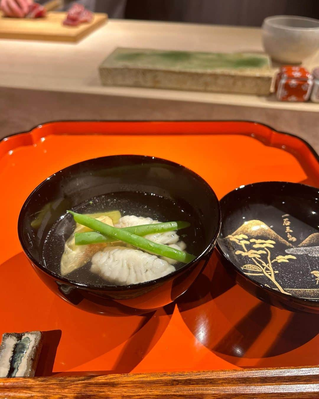 依田奈波さんのインスタグラム写真 - (依田奈波Instagram)「🍣 一石三鳥グループの新店舗 「江戸料理　一石三鳥」へ @1seki3cho_yonezap   江戸時代へのタイムスリップをコンセプトにしたお店で、 囲炉裏を囲んだ雰囲気のあるカウンター席で江戸料理を楽しめます☺️  一品一品に食材のこだわりが感じられる美味しいご飯とお酒をゆっくり味わって贅沢な時間を過ごせました❤︎  食べきれなかった土鍋ご飯は おにぎりにして持ち帰らせていただけるのも とてもありがたい🥲  お祝いや記念日などで ぜひ行ってみてください🙌💕  #一石三鳥 #一石三鳥グループ #江戸料理 #江戸時代 #六本木ディナー #西麻布ディナー #六本木 #西麻布 #江戸料理一石三鳥 #浴衣 #浴衣コーデ #浴衣ヘアアレンジ #pr」8月8日 20時30分 - nanami_yoda