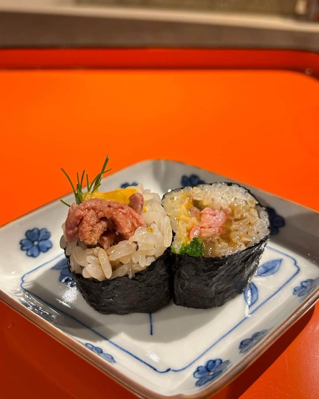 依田奈波さんのインスタグラム写真 - (依田奈波Instagram)「🍣 一石三鳥グループの新店舗 「江戸料理　一石三鳥」へ @1seki3cho_yonezap   江戸時代へのタイムスリップをコンセプトにしたお店で、 囲炉裏を囲んだ雰囲気のあるカウンター席で江戸料理を楽しめます☺️  一品一品に食材のこだわりが感じられる美味しいご飯とお酒をゆっくり味わって贅沢な時間を過ごせました❤︎  食べきれなかった土鍋ご飯は おにぎりにして持ち帰らせていただけるのも とてもありがたい🥲  お祝いや記念日などで ぜひ行ってみてください🙌💕  #一石三鳥 #一石三鳥グループ #江戸料理 #江戸時代 #六本木ディナー #西麻布ディナー #六本木 #西麻布 #江戸料理一石三鳥 #浴衣 #浴衣コーデ #浴衣ヘアアレンジ #pr」8月8日 20時30分 - nanami_yoda