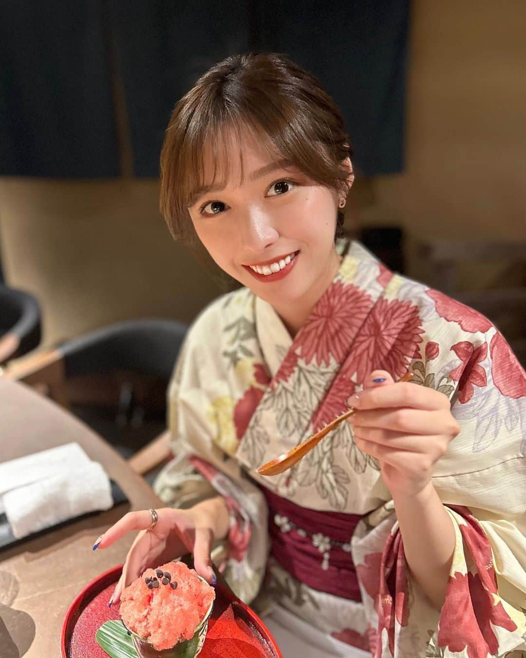 依田奈波さんのインスタグラム写真 - (依田奈波Instagram)「🍣 一石三鳥グループの新店舗 「江戸料理　一石三鳥」へ @1seki3cho_yonezap   江戸時代へのタイムスリップをコンセプトにしたお店で、 囲炉裏を囲んだ雰囲気のあるカウンター席で江戸料理を楽しめます☺️  一品一品に食材のこだわりが感じられる美味しいご飯とお酒をゆっくり味わって贅沢な時間を過ごせました❤︎  食べきれなかった土鍋ご飯は おにぎりにして持ち帰らせていただけるのも とてもありがたい🥲  お祝いや記念日などで ぜひ行ってみてください🙌💕  #一石三鳥 #一石三鳥グループ #江戸料理 #江戸時代 #六本木ディナー #西麻布ディナー #六本木 #西麻布 #江戸料理一石三鳥 #浴衣 #浴衣コーデ #浴衣ヘアアレンジ #pr」8月8日 20時30分 - nanami_yoda