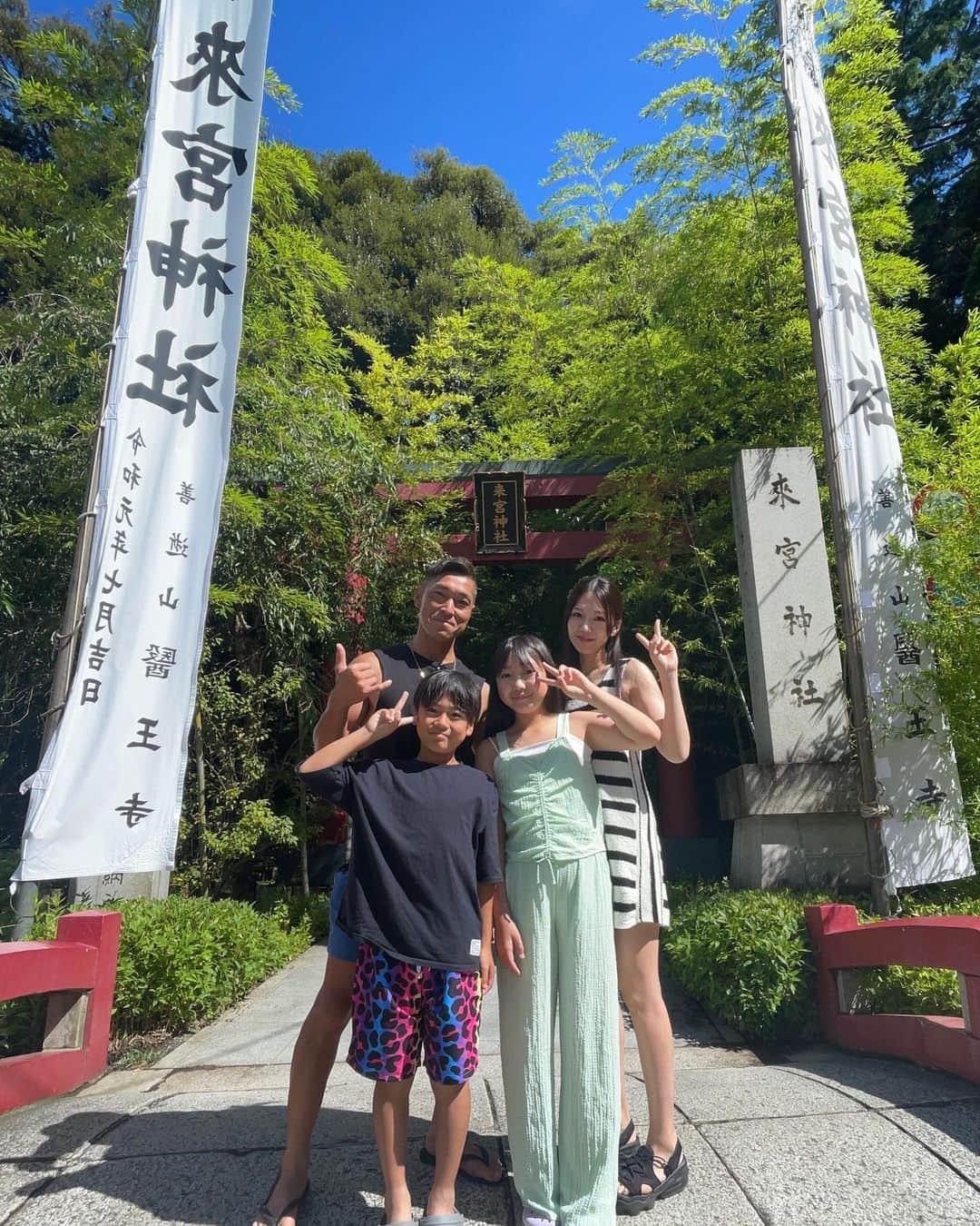 かなさんのインスタグラム写真 - (かなInstagram)「． 📍熱海 來宮神社 ． 樹齢2100年の大楠は圧巻の迫力🌳 パワーたくさんもらってきました♡ ． 空気が澄んでいてとっても気の良い⛩️ オススメです♡ ． ． #家族旅行#熱海#來宮神社#パワースポット#夏休み#観光#family」8月8日 20時31分 - kana_s0130