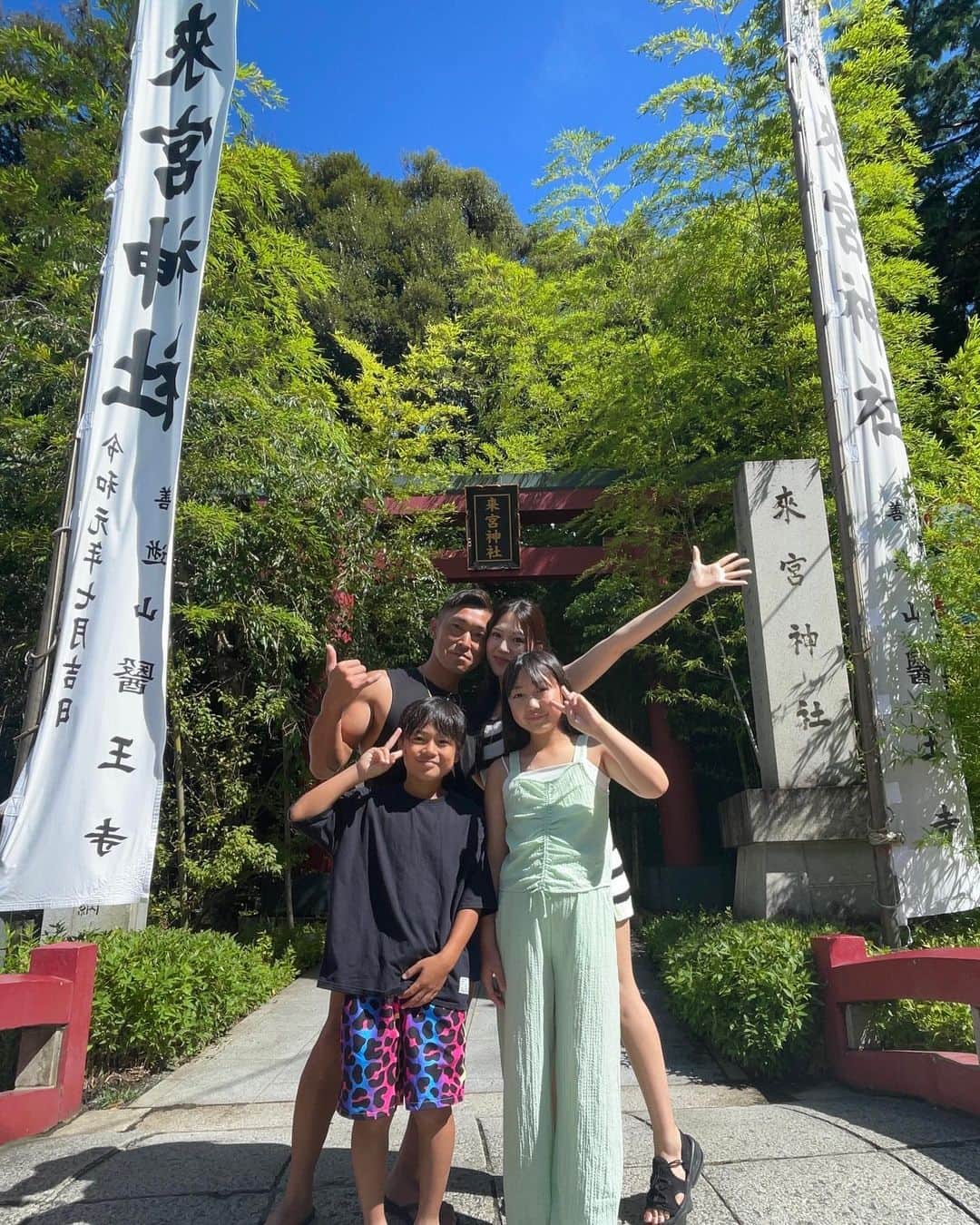 かなのインスタグラム：「． 📍熱海 來宮神社 ． 樹齢2100年の大楠は圧巻の迫力🌳 パワーたくさんもらってきました♡ ． 空気が澄んでいてとっても気の良い⛩️ オススメです♡ ． ． #家族旅行#熱海#來宮神社#パワースポット#夏休み#観光#family」
