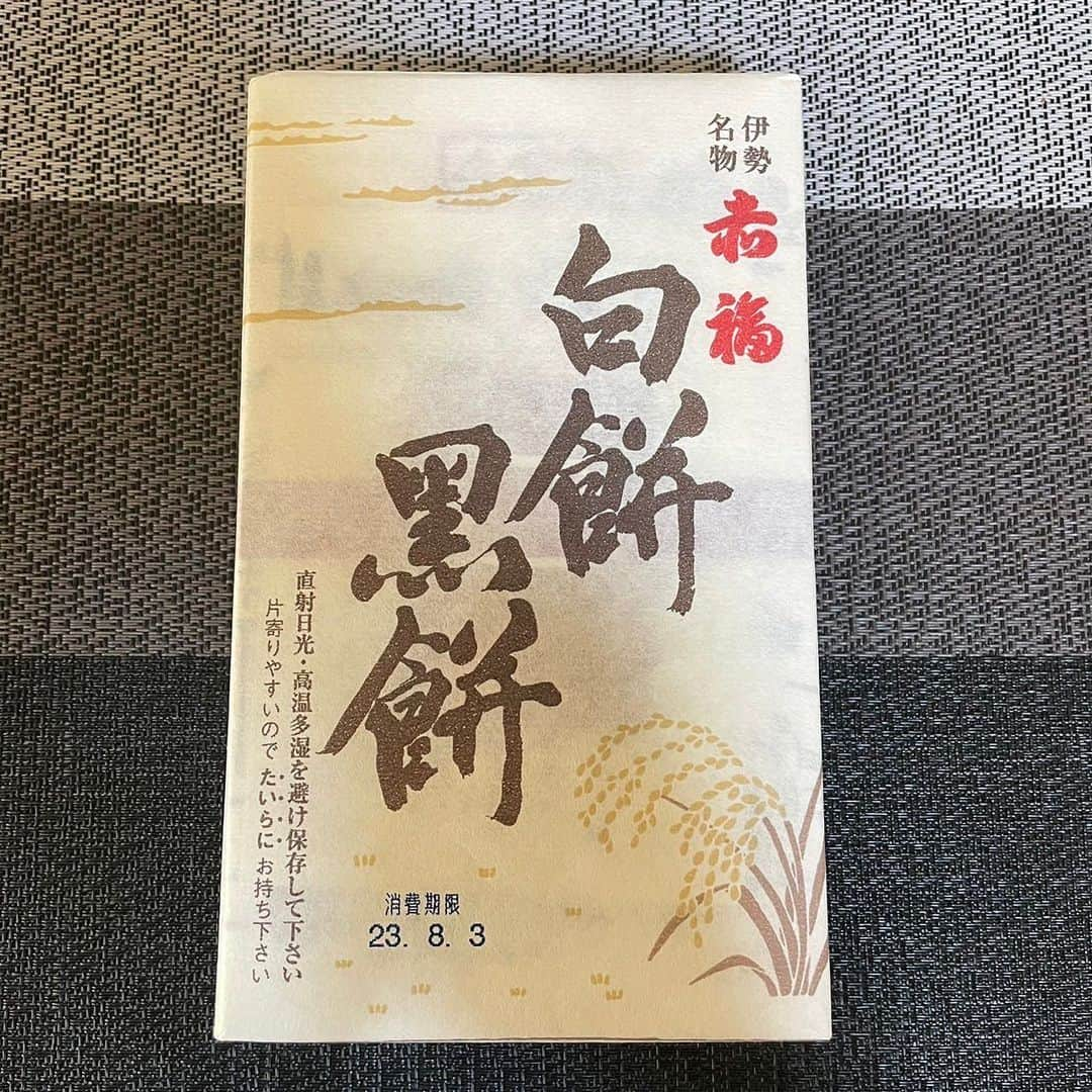 モモコさんのインスタグラム写真 - (モモコInstagram)「珍しい赤福を食べちゃいましたぁ😊 美味しかった💕 ありがとです😘  今回配信のYouTube『モモコ新聞』は、皆が好きだと言ってくれる家族トークです❗️ 美味しいデザートも紹介してます💕 さりげない日常の様子をご覧くださいね😊  #ハイヒールモモコ #👠 #👠🍑 #CHANEL #シャネラー #グルメ #アメブロ #YouTube #モモコ新聞 #家族トーク #朝食 #デザート #赤福 #伊勢名物 #白餅黒餅」8月9日 17時00分 - highheel_momoko