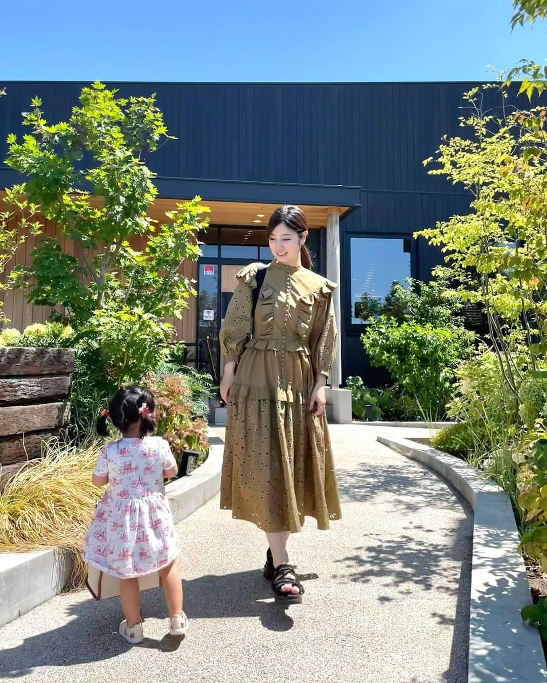 逢月あかりのインスタグラム：「ママチャリデビューしました🚲  暑くてどこにも出かけられなかったのが図書館や児童館にも連れてってあげられるようになった〜👧🏻  じてんしゃーーってヘルメットかぶって玄関で毎日まってます😅  one-piece👗 @adelly.tokyo  #ママコーデ#女の子ママ #adelly#2歳育児」