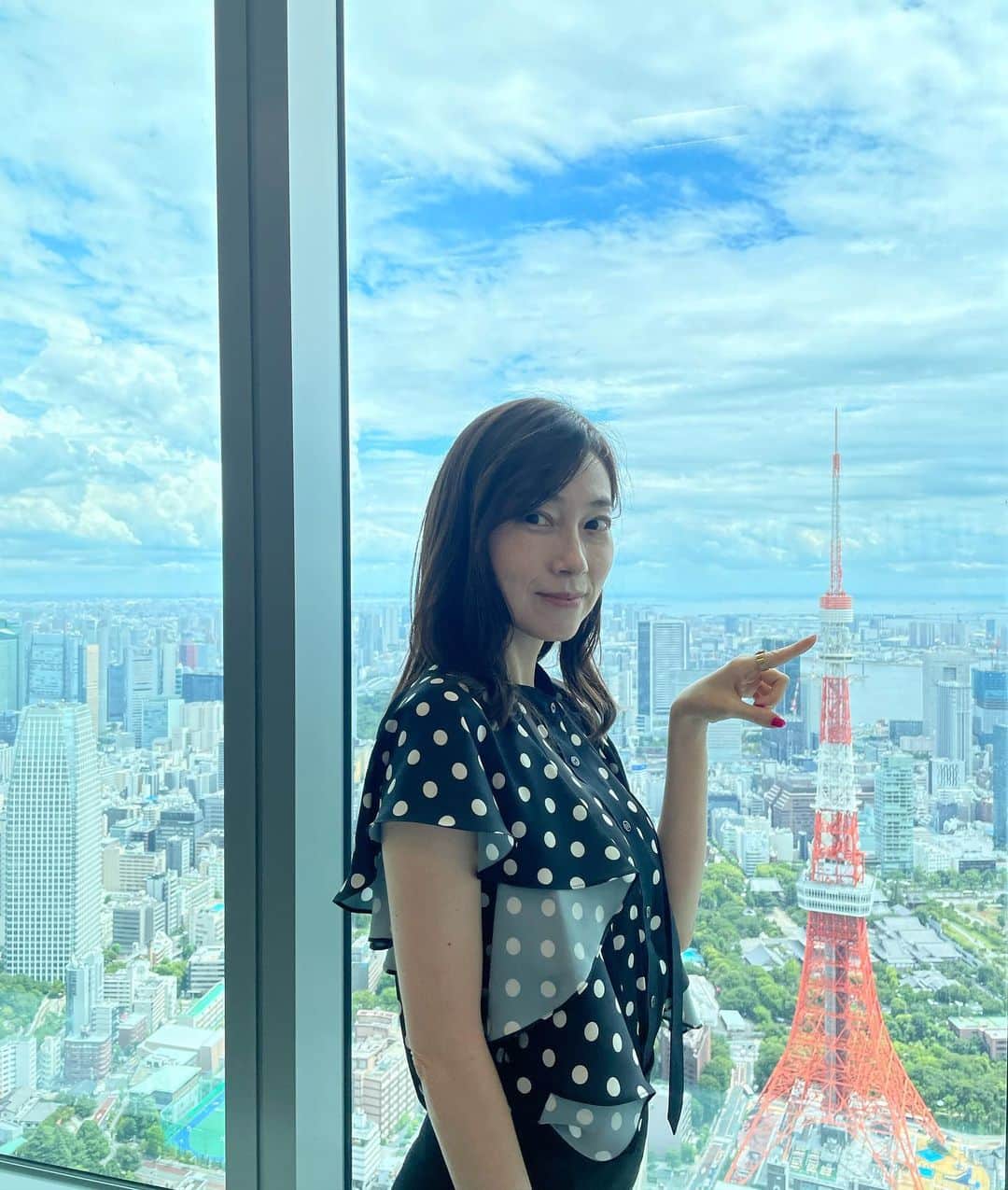 小橋めぐみのインスタグラム：「11月24日に開業の 麻布台ヒルズ内覧会へ。  写真1枚目は54階からの展望。 この高さ、この距離で、東京タワーを眺めるのは新鮮でした🗼  麻布台ヒルズは、 “Modern Urban Village” 緑に包まれ、人と人をつなぐ広場のような街をコンセプトに、オフィス、住宅、商業施設、インターナショナルや医療機関など、色々な都市機能が集まっています。  一番気になったのは、書店📚 京都を中心に、様々な文化を発信し続けている大垣書店が、東京へ初進出。 約1000㎡の店内だそうで、本好きとしては、何より楽しみな空間です。  #麻布台ヒルズ #大垣書店」
