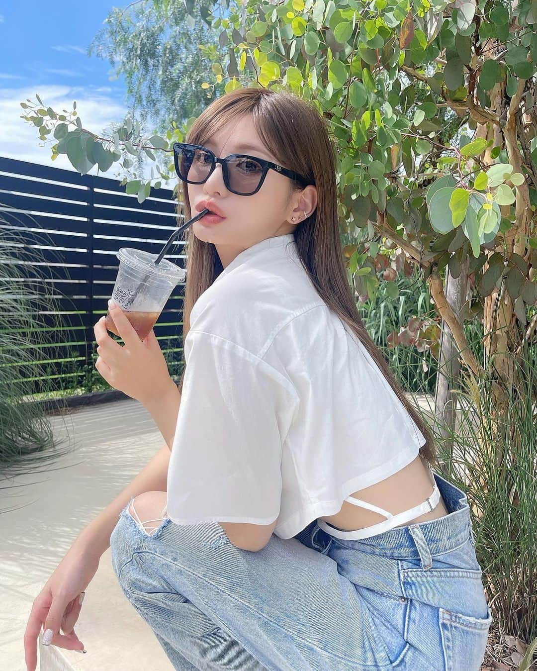 伊藤実祐のインスタグラム：「👖 🤍 🕶️  クロップド丈トップス大好き女（笑） ⁡ ⁡ tops ▸ @lily_brown_official  denim ▸ @moussyofficial  sunglasses ▸ @gentlemonster  ⁡ ⁡ inせんでいいから着膨れ抑えられるし 難しいテクニック要らずで 簡単にスタイルアップして見えるから クロップド丈トップス大得意🫶🏻～♥︎笑 ⁡  この写真誰が撮ってくれた思う🤳？  ⁡ ⁡ #lilybrown #moussysnap #gentlemonster #デニムコーデ #デニムパンツ #シャツコーデ #サングラスコーデ #クロップド丈 #肌見せコーデ #自まつ毛 #自まつ毛メイク #まつ毛美容液 #ラッシュリフト #ラッシュアディクト #イエベ #イエベ秋 #イエベ春 #イエベメイク ⁡#骨格ストレート #骨格ストレートコーデ #骨ストコーデ」