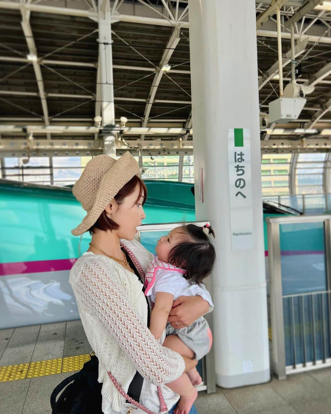 横町ももこさんのインスタグラム写真 - (横町ももこInstagram)「💖  娘と2人で新幹線🚄！！ なんとかクリア🙆‍♀️💨  あともう少し、地元でゆっくり過ごそう☺️  #夏休み帰省 #青森県八戸市 #はじめての夏 #ベビー連れ旅行 #子連れ旅行 #新米ママ #子育てママ #6ヶ月ベビー #女の子ベビー #令和5年ベビー  #ベビーモデル希望  #ブロガー #インフルエンサー #フリーランスモデル #横町ももこ」8月8日 20時35分 - momochadayo