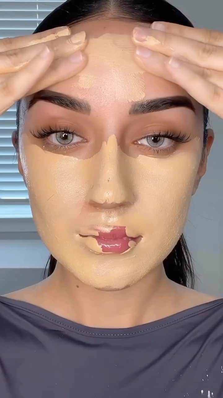 Huda Kattanのインスタグラム：「The fabulous @youngcouture_ mixes her foundation with our #EasyBakeLoosePowder before application... 👀✨ ⠀⠀⠀⠀⠀⠀⠀⠀⠀ What’s the verdict? Would you give this a whirl? Tell us in the comments below! 📣」