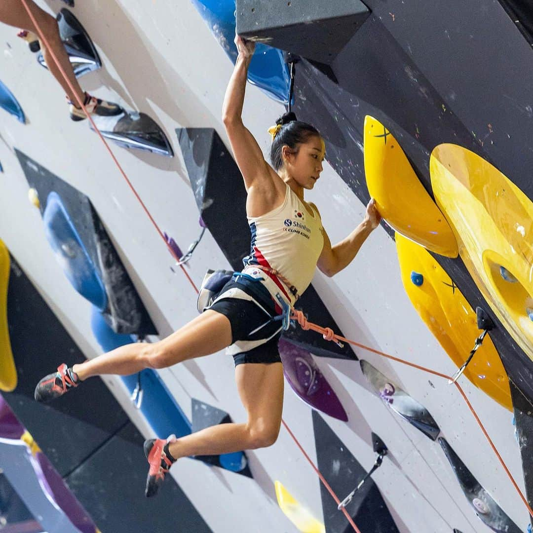 キム・ジャインさんのインスタグラム写真 - (キム・ジャインInstagram)「It wasn’t my day as I hoped but I could keep smiling after I realized that I’m able to climb again at the amazing stage, World Championship Combined Semifinal 🥹✨ I know it would be challenging, but I feel gratitude about the opportunity which is given to me. I will trust my efforts that I’ve made and never give up. 🙂  #berntoclimb  @redbull @redbullkr #givesyouwings  @nike @nikeseoul #justdoit @lasportivagram」8月8日 20時37分 - allezjain