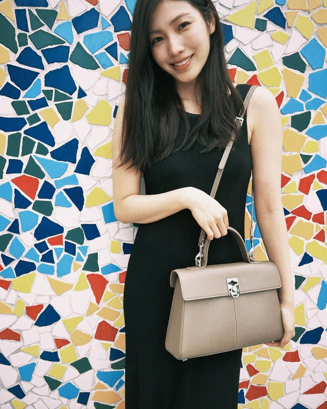 立石晴香のインスタグラム：「最近お気に入りの鞄です👜 しっかり荷物も入るし、きちんとお出かけの時も使えるので大事に長く使いたいです👜✨ 冬になってコートと合わせるのも楽しみ🙈  暑い日が続きますので、体調にお気をつけてお過ごしくださいね🙇‍♀️  @cafune.official #mycafune #カフネバッグ　#bag」