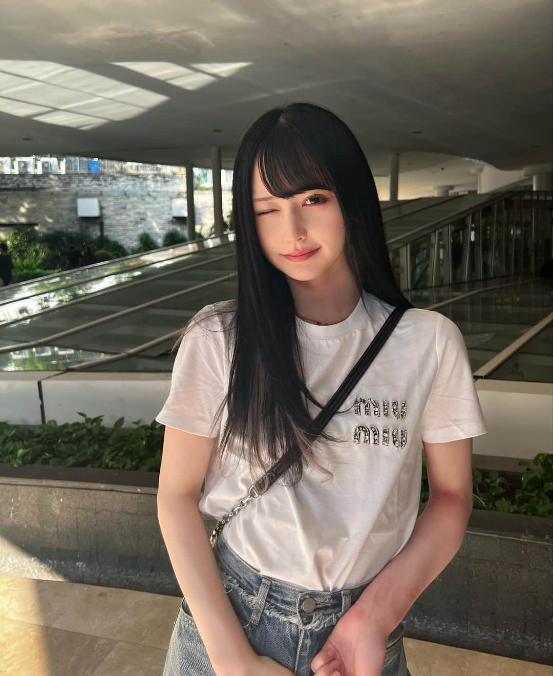 山本望叶のインスタグラム：「暑すぎるね...🫠  #ootd #code #コーデ #夏服コーデ #tシャツコーデ #emoda #エクステ #シールエクステ #インナーカラー」