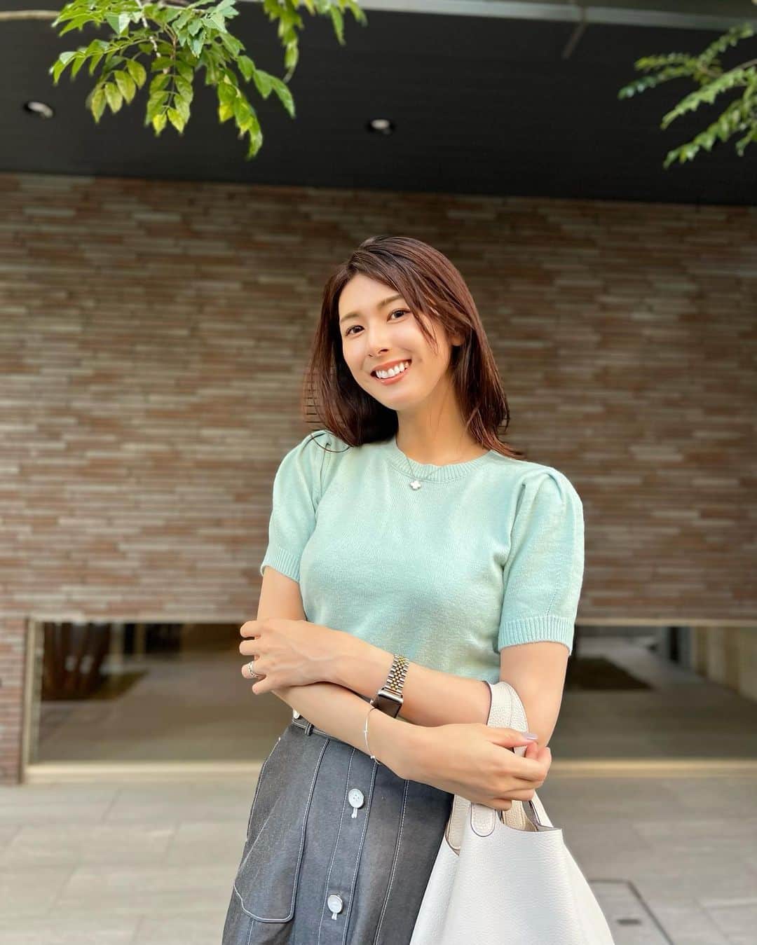 井上麻衣のインスタグラム：「大人気のSHEIN✨ 今回は10点でSHEINコーデを作ってみました💕  リーズナブルなのに コーデ組みやすくてどれも可愛かった〜☺️ お気に入りのマントニットはオケージョン使いできるし デニムとカジュアル使いも出来るから 重宝しそう、、💕  参考までに商品番号載せておきます、、、🤍 1,2枚目👚：16228895 3,4枚目👚/👖：11100793・2587245 5枚目👒：14132940 6枚目👚/🥿：17790898・14460799 7枚目💎：10891411 8枚目👚：13904096 9枚目👚：10835335 10枚目👚：12699262  次は冬コーデしよ〜😳  クーポンコード：mai03 是非使ってね🤗🎶  @shein_japan . . . . #mama#mamafashion#fashion#SHEINforAll#ad #SHEINコーデ#ママコーデ#三児のママ#三児の母 #関西ママ#SHEIN購入品#シンプルコーデ #30代コーデ#30代ファッション#きれいめコーデ #きれいめファッション#ママファッション#長身コーデ」