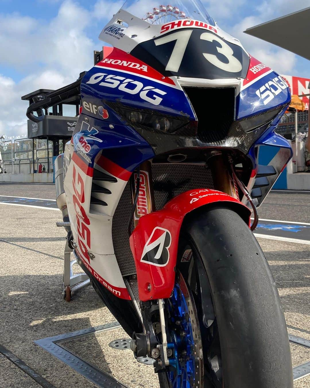 南武果歩のインスタグラム：「鈴鹿8耐が終わりましたー！🏍 結果は、#73 SDG Honda Racing見事3位チェッカー❤️‍🔥🙏表彰台となりました🤩✨  チームの方々の、笑顔を見ることが出来、幸せな8耐となりました！  2021年からHARC-PRO.さんを応援させて頂いて、とにかくチームの皆さんが笑顔になる瞬間が嬉しくて。 その姿をもう一度見たく、2021年コロナの為中止になった8耐の分も含め今年応援の機会を与えて頂きました🙌❤️‍🔥  レースクイーンとして最後にこのような素晴らしいレースを応援出来たこと、嬉しく思います😆✨  そして、ご縁を繋いでくれた佐々木の優さんにも感謝です🙏💓 優さん、チームの皆さんありがとうございました。  今後も、陰ながらではなく、前面的に！皆様の活躍を応援しております！笑  素晴らしい経験をさせて頂きありがとうございました✊💓  #鈴鹿8耐#HARC-PRO.#harcpro#昭和電機#RQ」