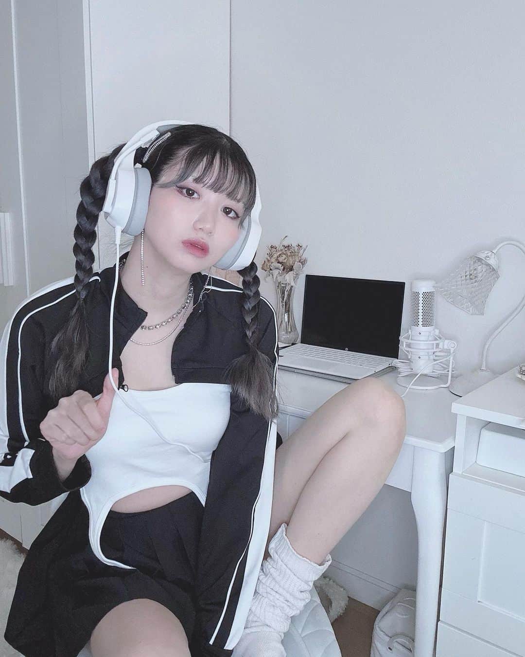 アリスムカイデのインスタグラム：「電化製品が嫌いなゲーム女子の配信デスク キーボード、マウス、キャプチャーボードは毎回しまうし ゲーミングノートパソコンももちろん閉じてます  キッチン関係も含めて全部真っ白で統一してる 洗面所に関してはもはや発音がほぼ便所なので嫌い  @sheinofficial @shein_japan  クーポンコード ・B2SJP206 (-9/30,15or20%)  アイテムID ・sz2306022692603116 ・sw2302128647616061 ・sw2109192126930121  #FirstDayVibes #backtoshool #SHEINforAll #ad #モノトーンコーデ #韓国ファッション #ootd」