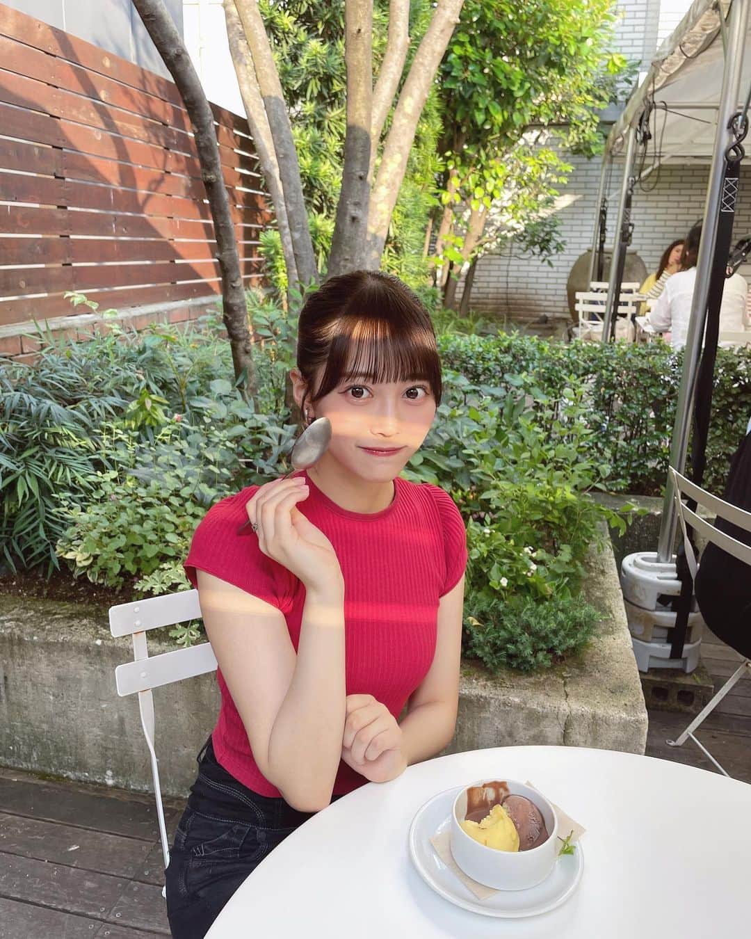 松村キサラのインスタグラム：「・ 暑すぎてほぼ毎日アイス食べてる🍨 1つ前の投稿もアイスの写真、笑  みんなはなんのアイスが好きー？  #表参道カフェ #表参道 #ポニーテールアレンジ #ポニーテール #デニムコーデ #デニム #夏コーデ」