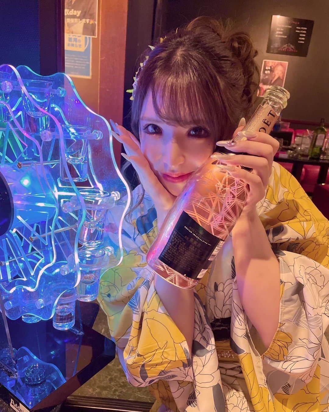 のインスタグラム：「毎回酔ってとられるとラベル裏なの いい加減にして、、、🥹 浴衣day1日目🦋💗  #新潟#駅前#古町#アルバトロス#ALBATOROSS#キャバクラ#ラウンジ#新潟ナイトナビ#新潟繁華街美女#古町案内所#美女図鑑#キャバ図鑑#シャンパン#テキーラ観覧車#浴衣#イベント#花火#フォローミー」