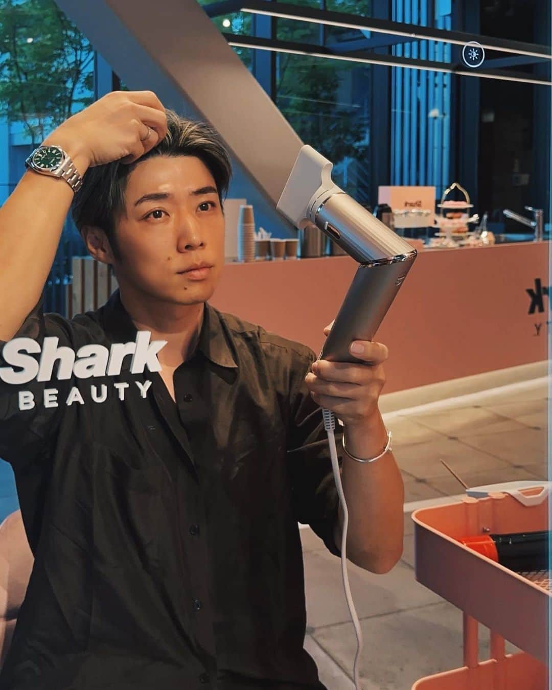 黄皓さんのインスタグラム写真 - (黄皓Instagram)「こないだ日本初上陸のShark BEAUTYの体験会に呼んでもらい参加してきた。 Sharkといえば、アメリカでシェアNo.1のフロアケアブランドなんだけど、今回その「Shark（シャーク）」から”Shark BEAUTY”が誕　立ち上がって、マルチスタイリングドライヤーのFlexStyleが新発売に。  ただのドライヤーかと思いきや、アタッチメント爆裂充実してるマルチスタイリングドライヤーで、男女問わずこれ一台でいろんなスタイリングできる感じがよかった！  実際DMとYouTubeでこうさんのスタイリング方法しりたいという声を頂くんですが、代名詞のセンターパートのスタイリングはぶっちゃけドライヤーの段階でほぼ決まります。 なのでドライヤー選びがとても大事😎  特に前髪の立ち上げが肝なんだけど、このFlexstyleはアタッチメントのノズルが特徴的ですごいパワーで、あげたいところをピンポイントで狙えるから立ち上げスタイリングがしやすい。  シンプルなデザインなのにパワー抜群なのと、何よりめちゃ軽い（これ結構大事なポイント）。 しかもアタッチメントがかなり多いから男女共にいろんなスタイリングに使えるからかなり便利。女性はヘアアイロンがわりにアタッチメントつければ巻き髪もできる！  しかも、ハイライトしてからアホ毛が目立つんだけどアホ毛をしっかり抑えるアタッチメントもついてて、髪の毛もツヤツヤに見えるのも上品にスタイリングできるからかなり嬉しい。  写真のビフォーだとかなりボサボサなんだけど、ただのドライなんだけど、Flexstyle 使ったら仕上がりがスタイリング剤つけた後みたいに仕上がるという笑  軽くてシンプルなデザイン、 風量かなり強い、 男女ともにマルチなスタイリングに使えるアタッチメント付き  という三冠王なのでドライヤー迷子の人はとてもおすすめでした😆  “なりたいワタシを、叶えよう。”ってコンセプトがうちのサービスとも通じるものがあってとてもいいプロダクトだなと思った😎  #Shark_ad　#Sharkbeauty　#シャークビューティー　#シャークドライヤー　#Shark　#なりたいワタシを叶えよう　 @sharkbeautyjp」8月8日 20時46分 - haohaohaokun
