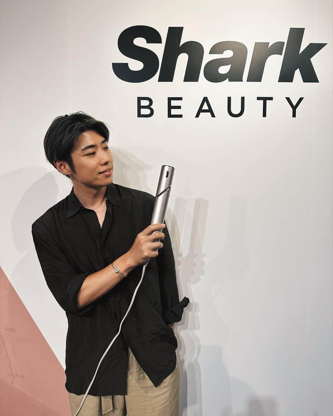 黄皓のインスタグラム：「こないだ日本初上陸のShark BEAUTYの体験会に呼んでもらい参加してきた。 Sharkといえば、アメリカでシェアNo.1のフロアケアブランドなんだけど、今回その「Shark（シャーク）」から”Shark BEAUTY”が誕　立ち上がって、マルチスタイリングドライヤーのFlexStyleが新発売に。  ただのドライヤーかと思いきや、アタッチメント爆裂充実してるマルチスタイリングドライヤーで、男女問わずこれ一台でいろんなスタイリングできる感じがよかった！  実際DMとYouTubeでこうさんのスタイリング方法しりたいという声を頂くんですが、代名詞のセンターパートのスタイリングはぶっちゃけドライヤーの段階でほぼ決まります。 なのでドライヤー選びがとても大事😎  特に前髪の立ち上げが肝なんだけど、このFlexstyleはアタッチメントのノズルが特徴的ですごいパワーで、あげたいところをピンポイントで狙えるから立ち上げスタイリングがしやすい。  シンプルなデザインなのにパワー抜群なのと、何よりめちゃ軽い（これ結構大事なポイント）。 しかもアタッチメントがかなり多いから男女共にいろんなスタイリングに使えるからかなり便利。女性はヘアアイロンがわりにアタッチメントつければ巻き髪もできる！  しかも、ハイライトしてからアホ毛が目立つんだけどアホ毛をしっかり抑えるアタッチメントもついてて、髪の毛もツヤツヤに見えるのも上品にスタイリングできるからかなり嬉しい。  写真のビフォーだとかなりボサボサなんだけど、ただのドライなんだけど、Flexstyle 使ったら仕上がりがスタイリング剤つけた後みたいに仕上がるという笑  軽くてシンプルなデザイン、 風量かなり強い、 男女ともにマルチなスタイリングに使えるアタッチメント付き  という三冠王なのでドライヤー迷子の人はとてもおすすめでした😆  “なりたいワタシを、叶えよう。”ってコンセプトがうちのサービスとも通じるものがあってとてもいいプロダクトだなと思った😎  #Shark_ad　#Sharkbeauty　#シャークビューティー　#シャークドライヤー　#Shark　#なりたいワタシを叶えよう　 @sharkbeautyjp」