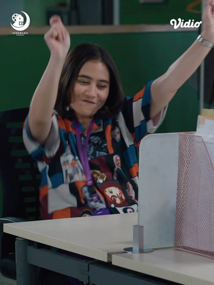 Prilly Latuconsinaのインスタグラム：「Siapa yang selalu ngakak samaa kelakuan Almaa?  Cinta Dua Masa episode 1-6 sudaah bisa ditonton di @vidiooriginals   #cintaduamasaseries #vidiooriginalseries #sinemakupictures」