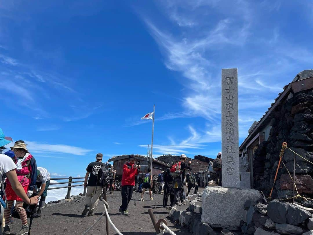 石橋遼大（四千頭身）さんのインスタグラム写真 - (石橋遼大（四千頭身）Instagram)「富士登山日記です 無事登頂成功いたしました ただ非常にキツかったとだけ言わせてください ・ #富士登山 #2枚目から  #登る前意外と頂上近いなとか言う #6合目でキツそうな人を運ぶ為の馬の出勤に出会い #7合目から8合目までは長い道のりの岩という名の崖を登り続け #気付いたら小さい頃全員が乗れると思ってたモコモコ雲の上に完全にいて #8合目付近の鳥居をしっかり礼をしてからくぐりガイドさんは満面の笑み #9合目から頂上に向かう途中に太陽の周りを輪っかで囲う虹 #ハロ を見かける事ができ縁起良し #頂上付近最後の鳥居をしっかりと礼をしてくぐり #無事山頂到着 #そして下山途中に #影富士 も見る事ができこれまた縁起良し #無事下山して電車に揺られているんだとさ #めでたしめでたし   #四千ミルク #fmfuji35」8月8日 20時52分 - 4000ishibashi